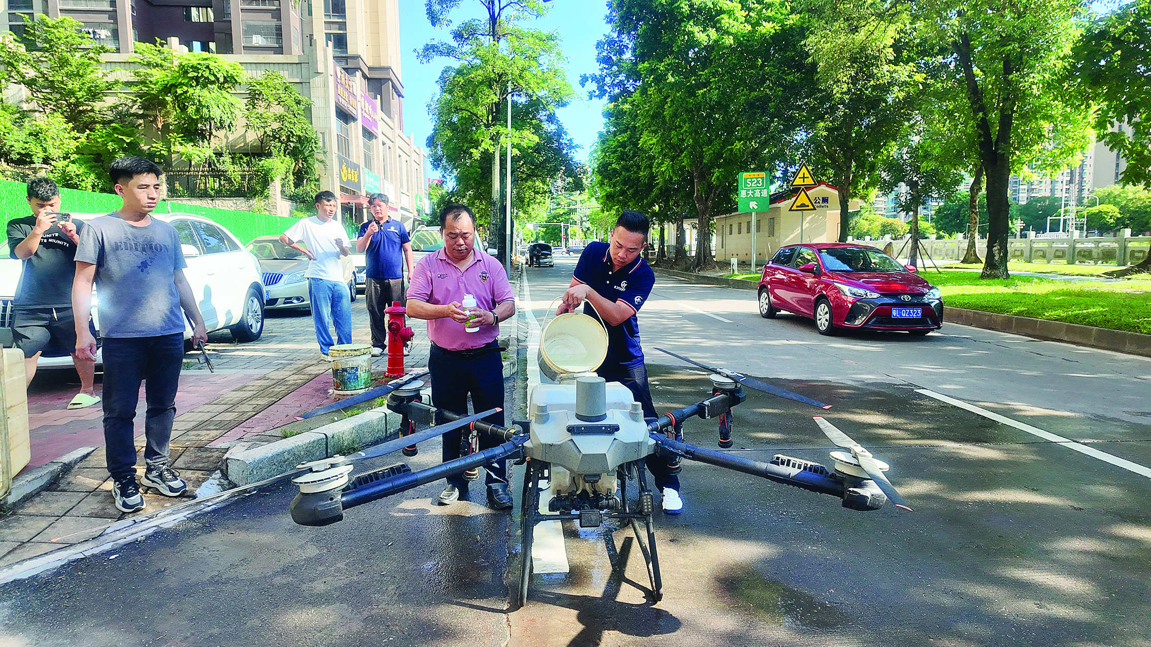     淡水街道利用无人机进行消杀作业。惠州日报记者黄尉宏 摄