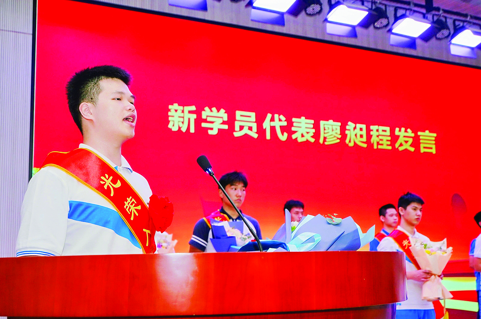     学员代表上台发言。      惠州日报记者叶文青 摄