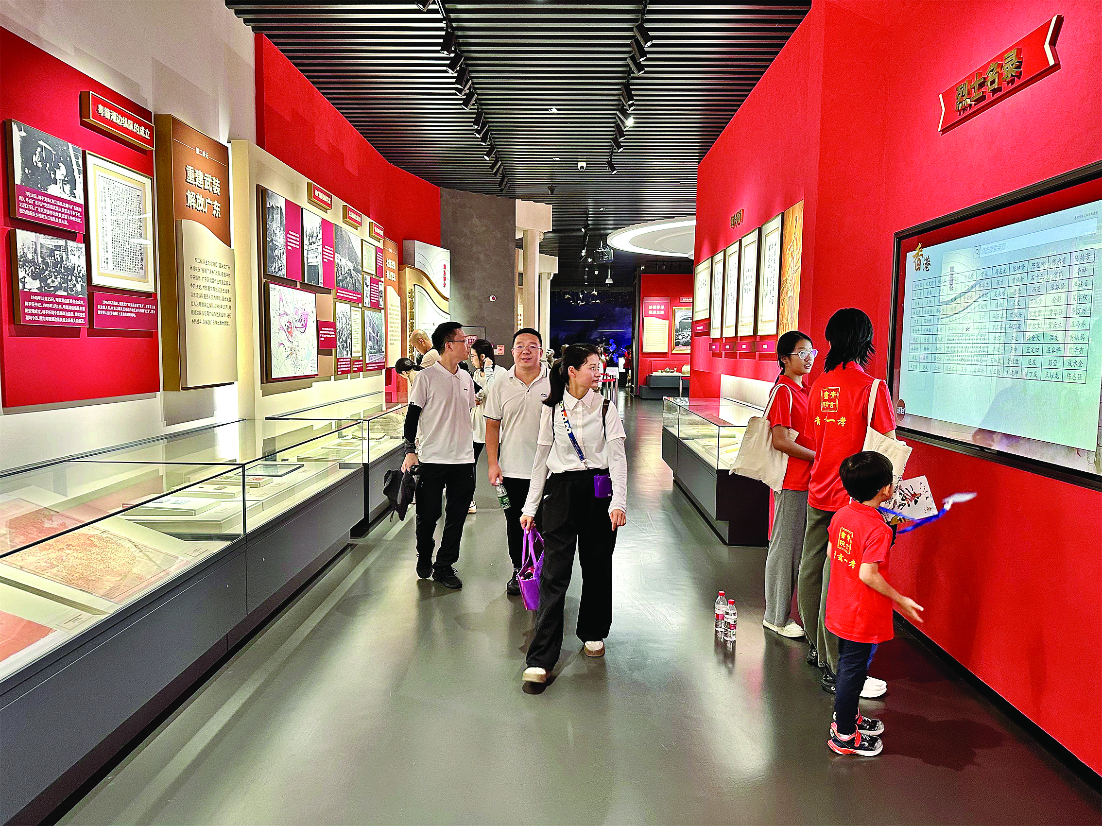 <p>    暑假期间，惠州市东江纵队纪念馆迎来一批又一批参观者。</p>