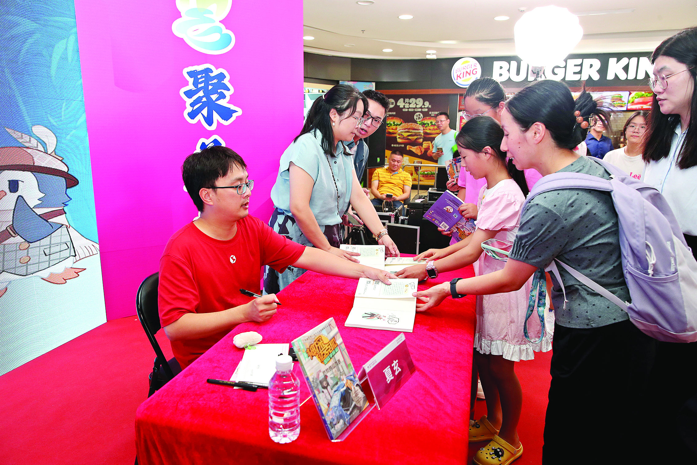     夏玄与读者交流签售新书。惠州日报记者钟畅新 摄