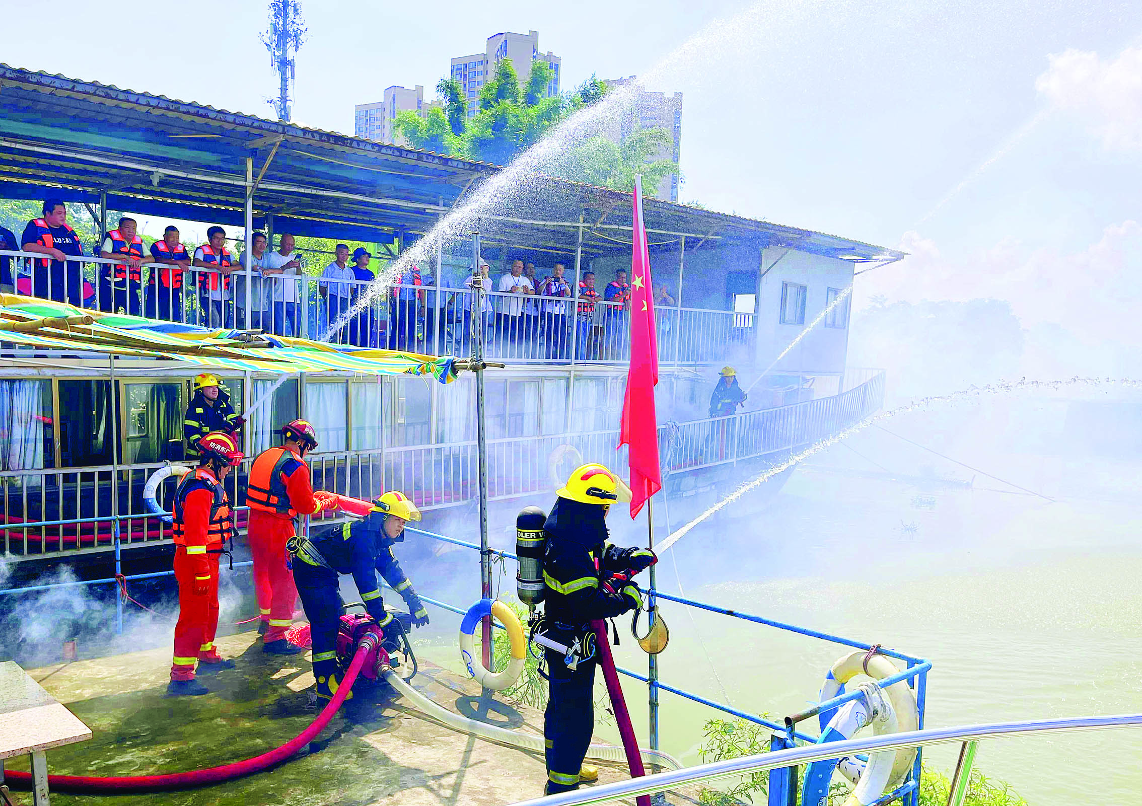     演练现场，消防员使用高压水枪扑灭“起火”船舶。