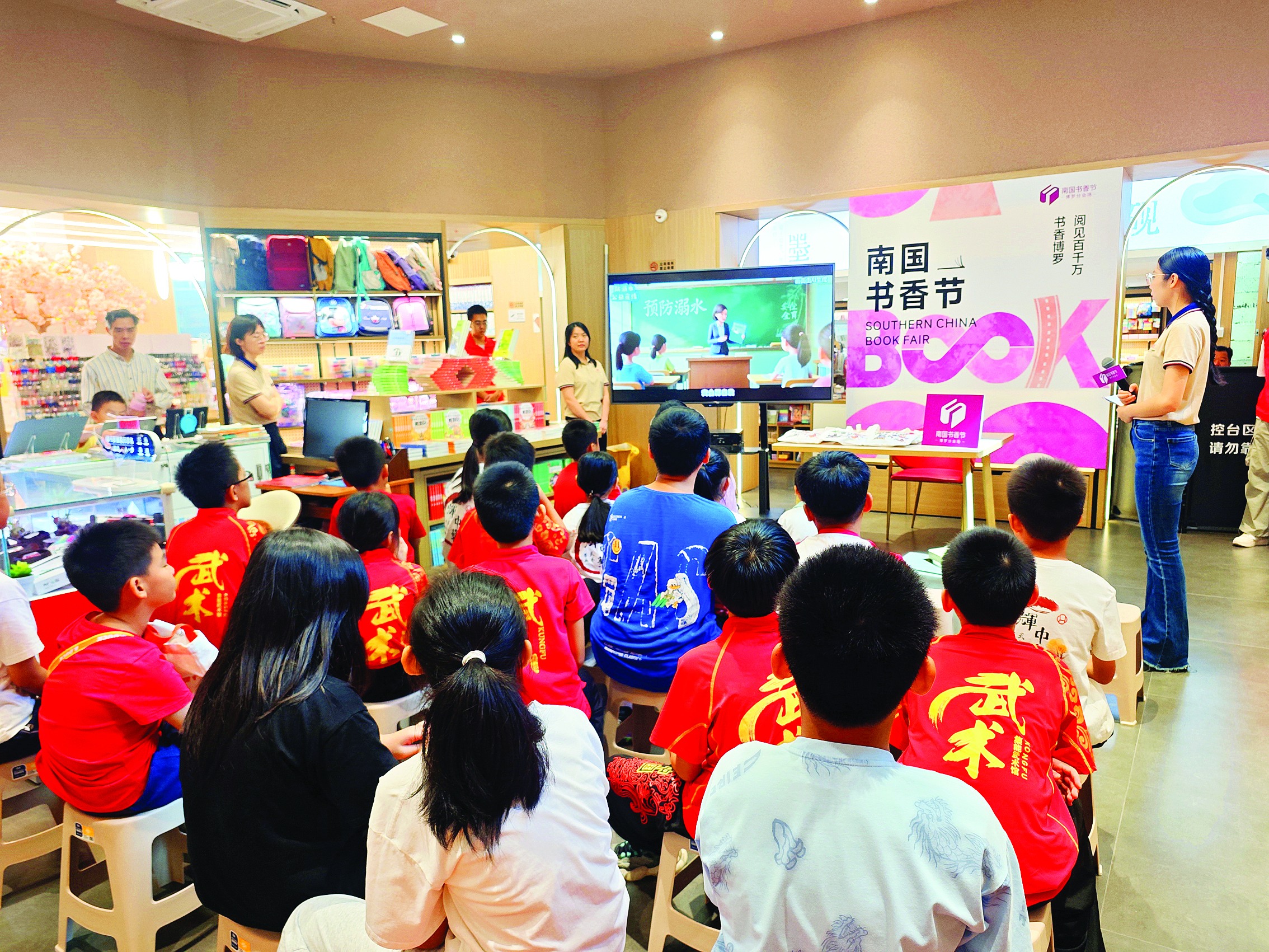     南国书香节博罗分会场上，志愿者开展防溺水知识宣讲。    惠州日报记者卢泓宇 摄