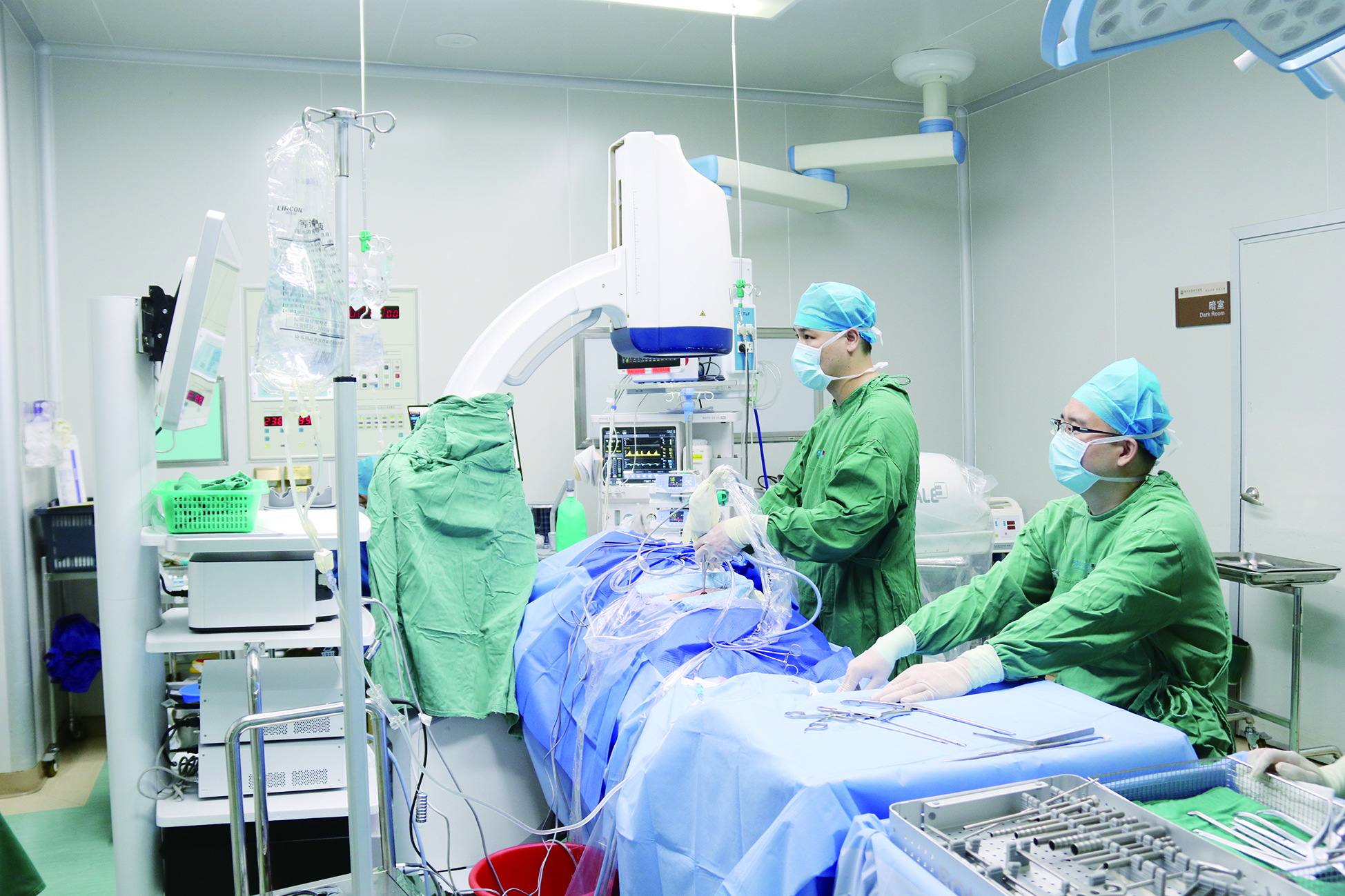     陈继业（左）在开展微创手术。