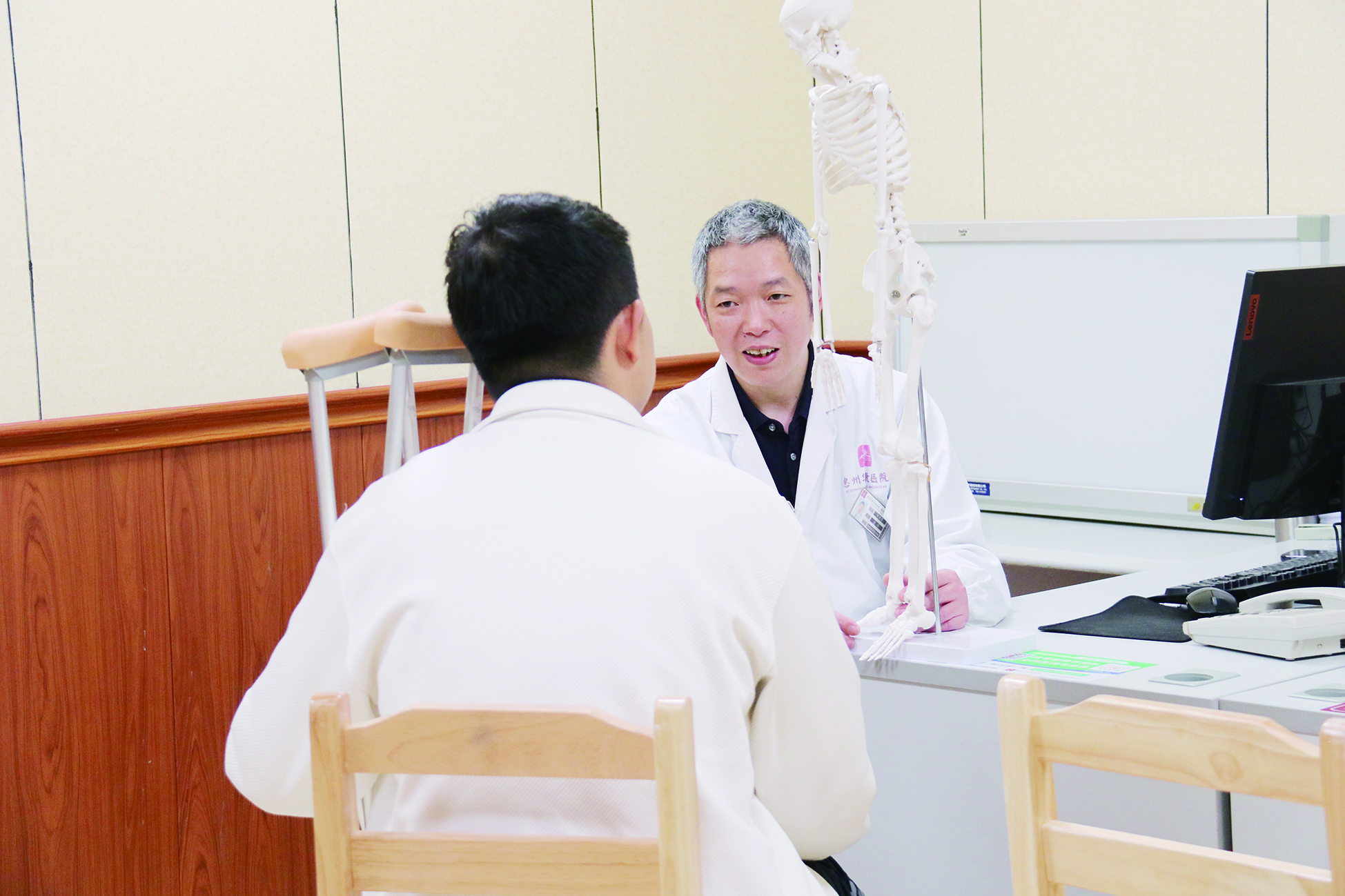     刘海亮在与患者沟通。