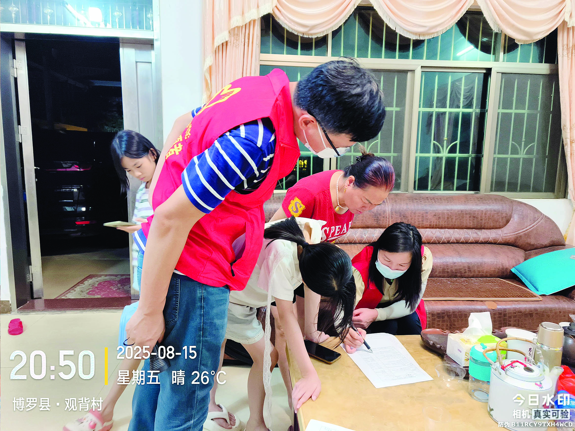     志愿者入户宣传防蚊灭蚊知识。罗阳街道供图