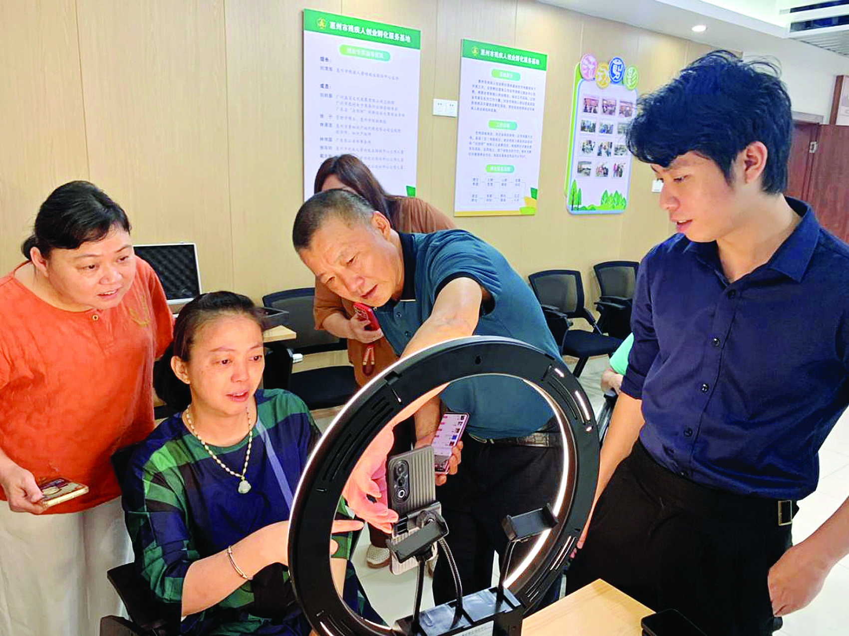     惠州市残联开展电商带货培训提升残疾人就业技能。