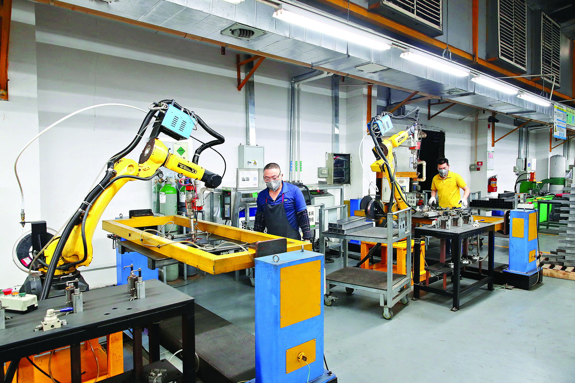     工业机器人智能化生产高效有序。惠州日报记者钟畅新 摄