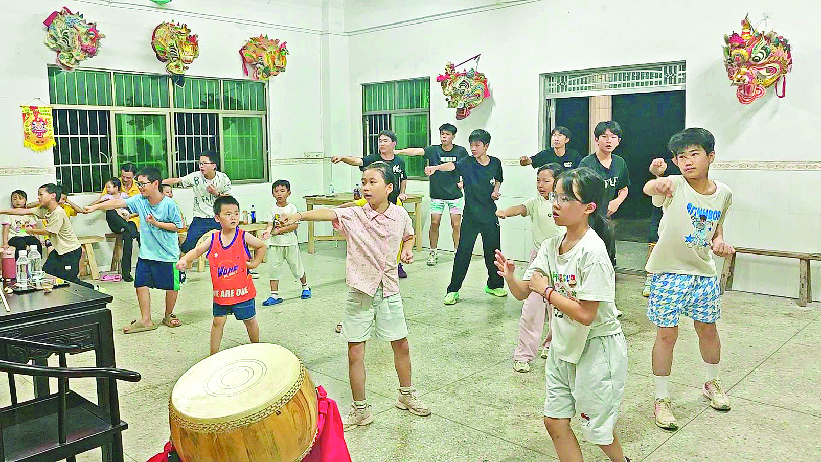     幸福村少年苦练麒麟舞。
