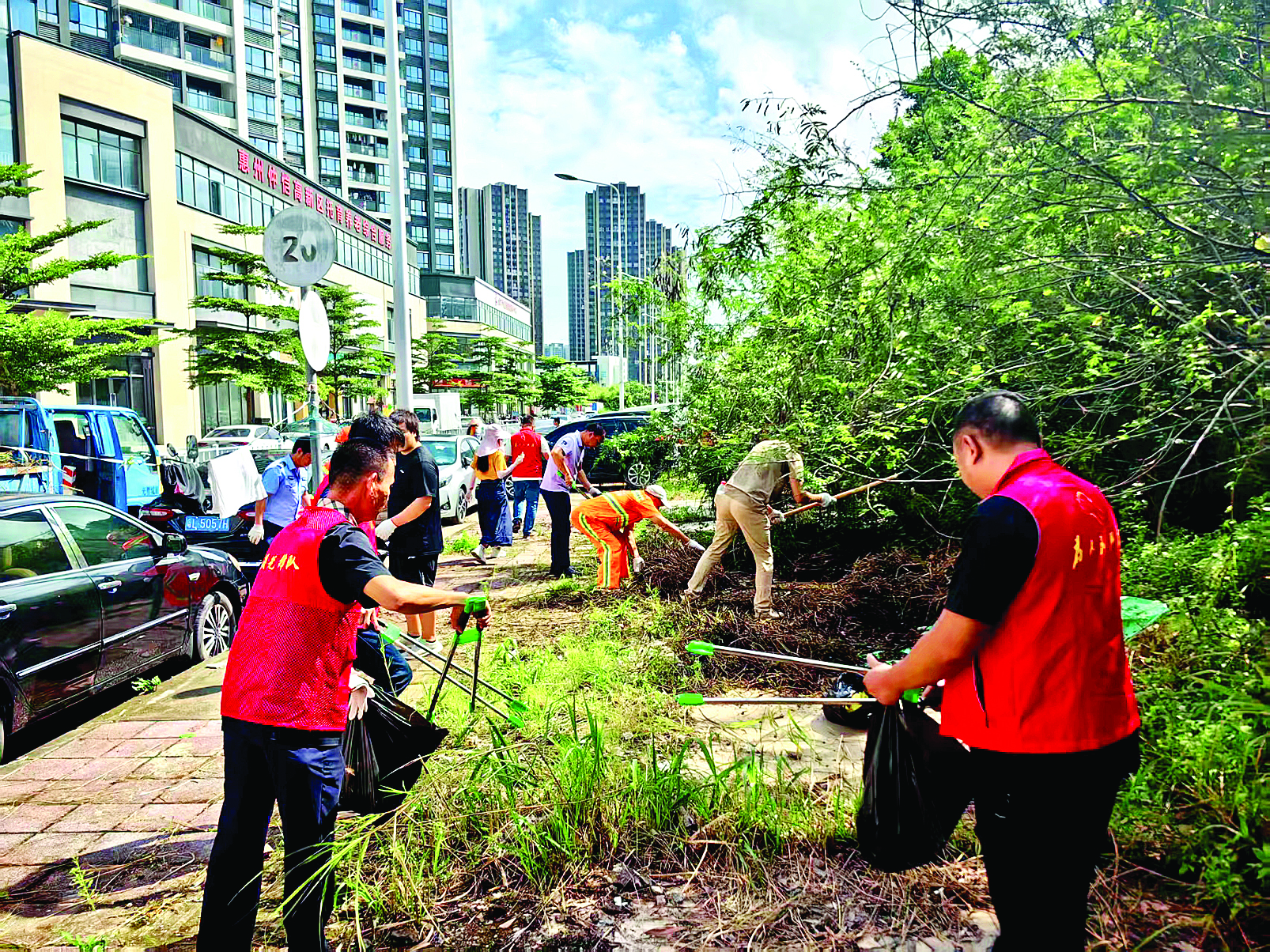     惠环街道志愿者清理卫生死角。惠州日报记者钟玮 通讯员田咏恩 摄