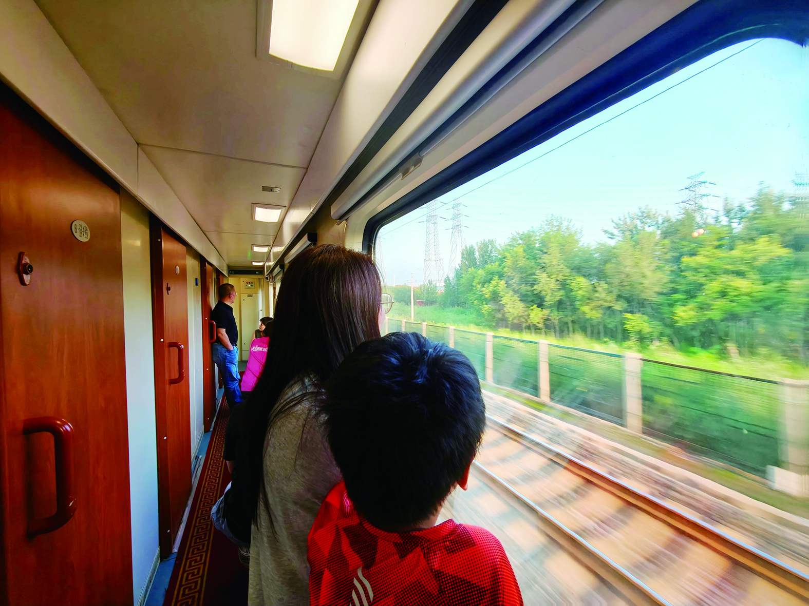     乘坐列车出游，车窗就是移动的巨幅油画。