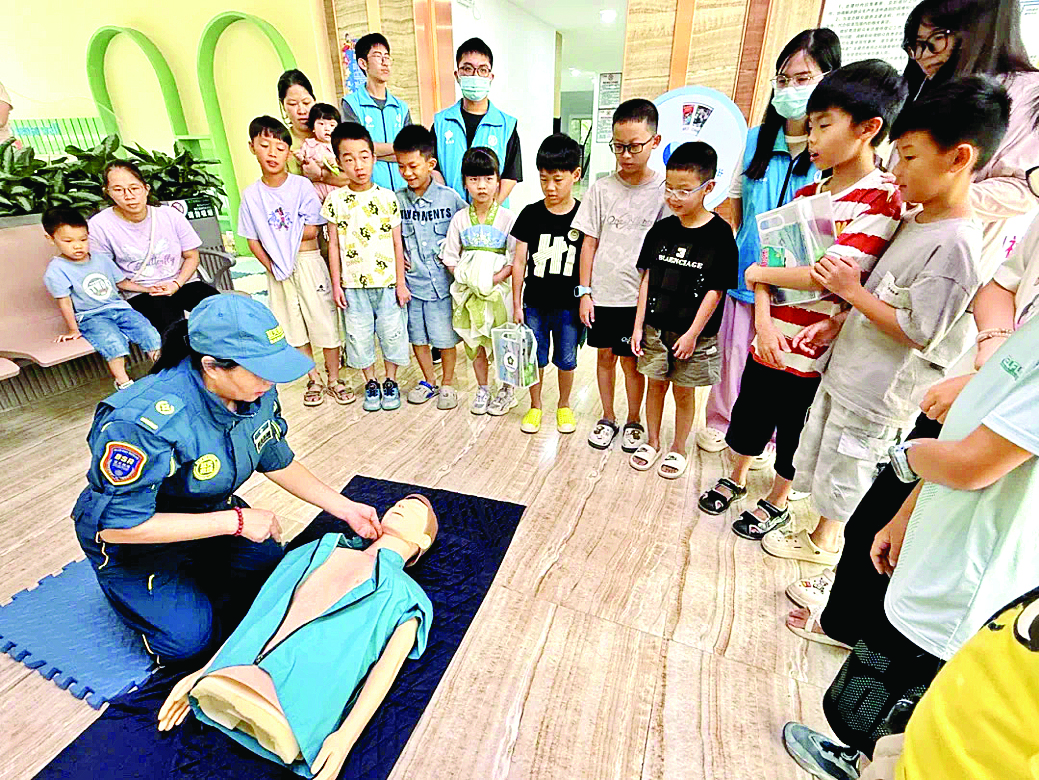     孩子们在暑期公益课堂上学习应急救援技能。