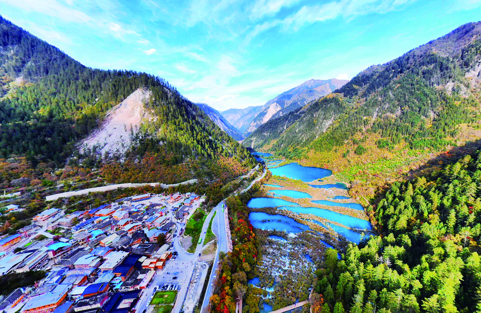     九寨沟水色与秋色互映。