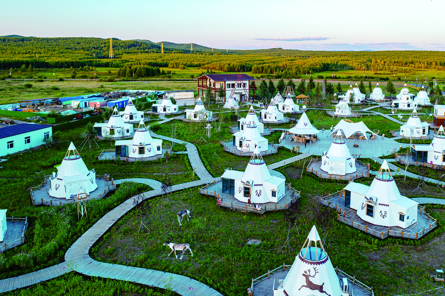     住进豪华蒙古包，旅游体验拉满。