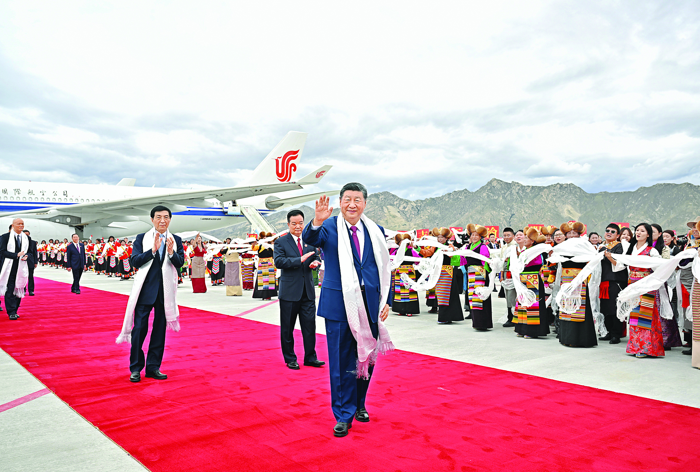     8月20日中午，中共中央总书记、国家主席、中央军委主席习近平率中央代表团乘专机抵达拉萨，出席西藏自治区成立60周年庆祝活动。这是习近平向欢迎群众挥手致意。新华社发