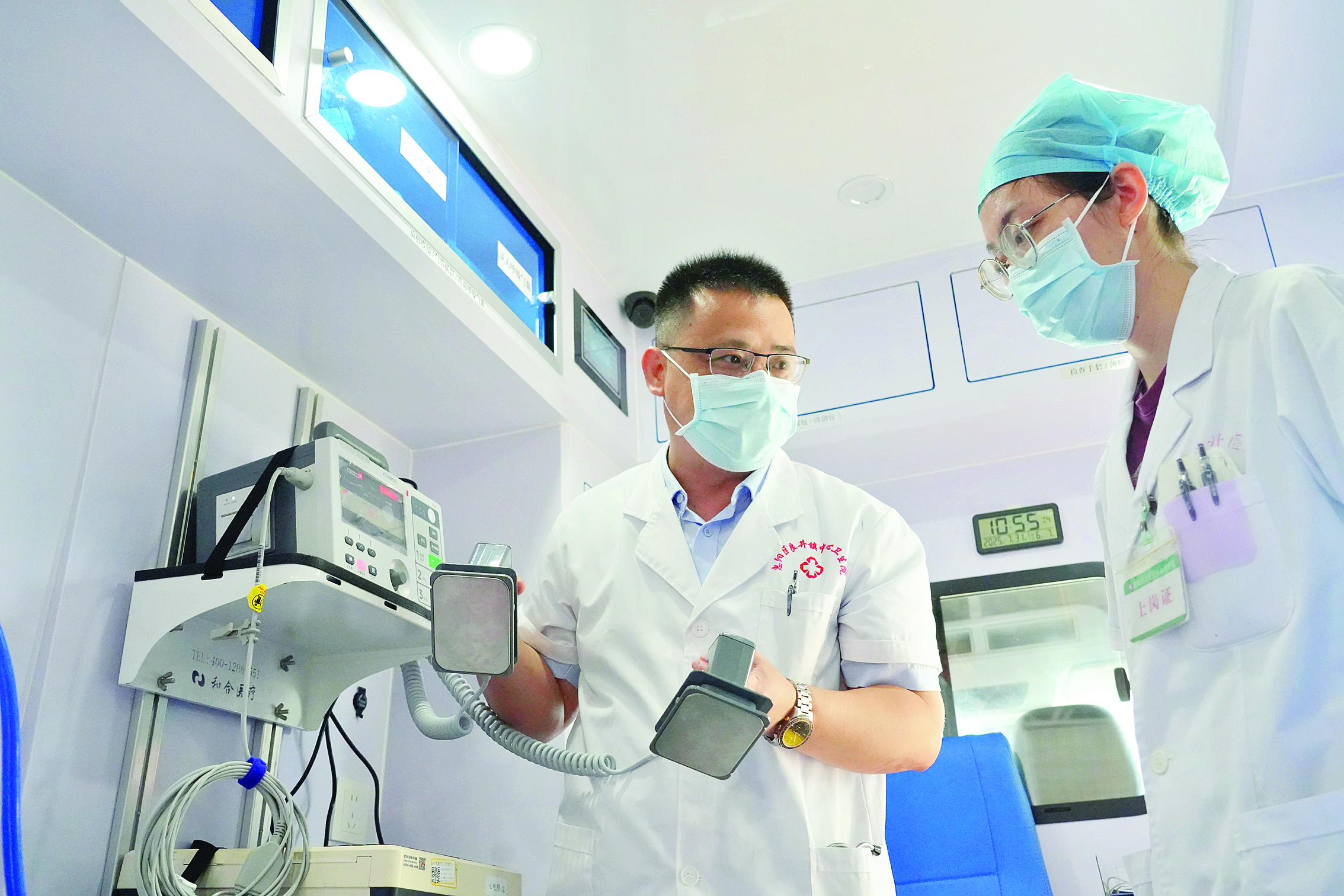     罗志敏（左）指导医护人员使用抢救设备。惠州日报记者许文昌 摄