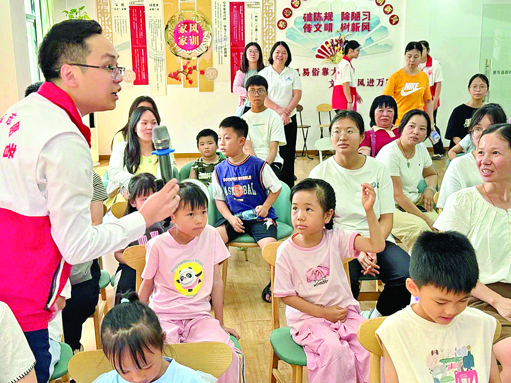     亲子关系教育活动上，孩子们与志愿者互动。