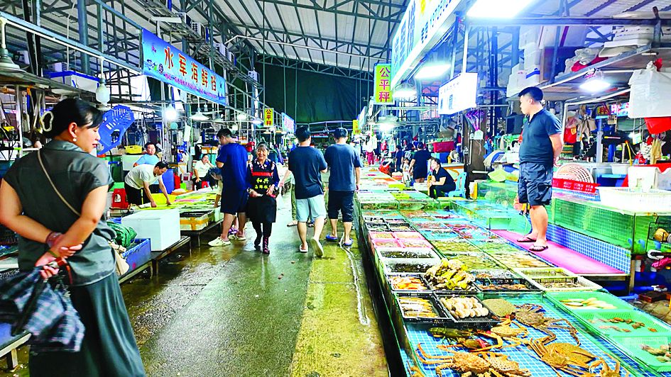     澳头前进湾海鲜临时摆卖点汇集了数十家海鲜摊档，海鲜种类繁多。