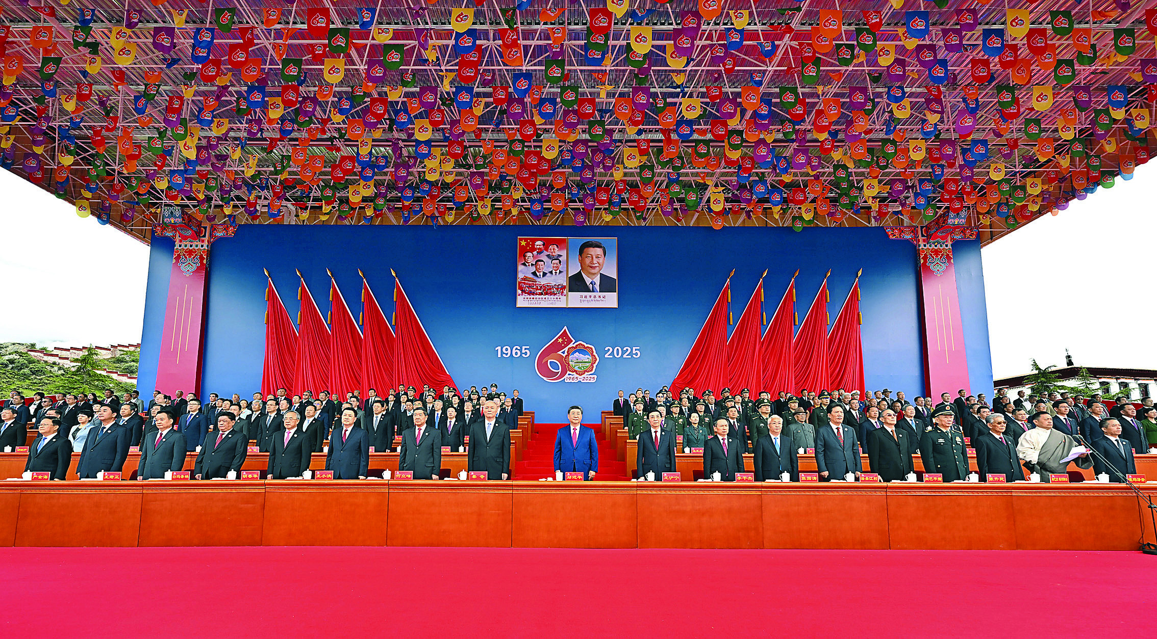     8月21日上午，西藏各族各界干部群众约2万人欢聚拉萨市布达拉宫广场，热烈庆祝西藏自治区成立60周年。中共中央总书记、国家主席、中央军委主席习近平出席庆祝大会。王沪宁、蔡奇出席大会。    新华社发