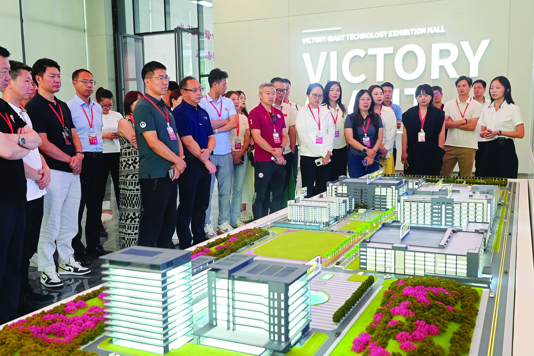     研学团在胜宏科技产业园区考察。惠州日报记者朱金赞 杨建业 摄