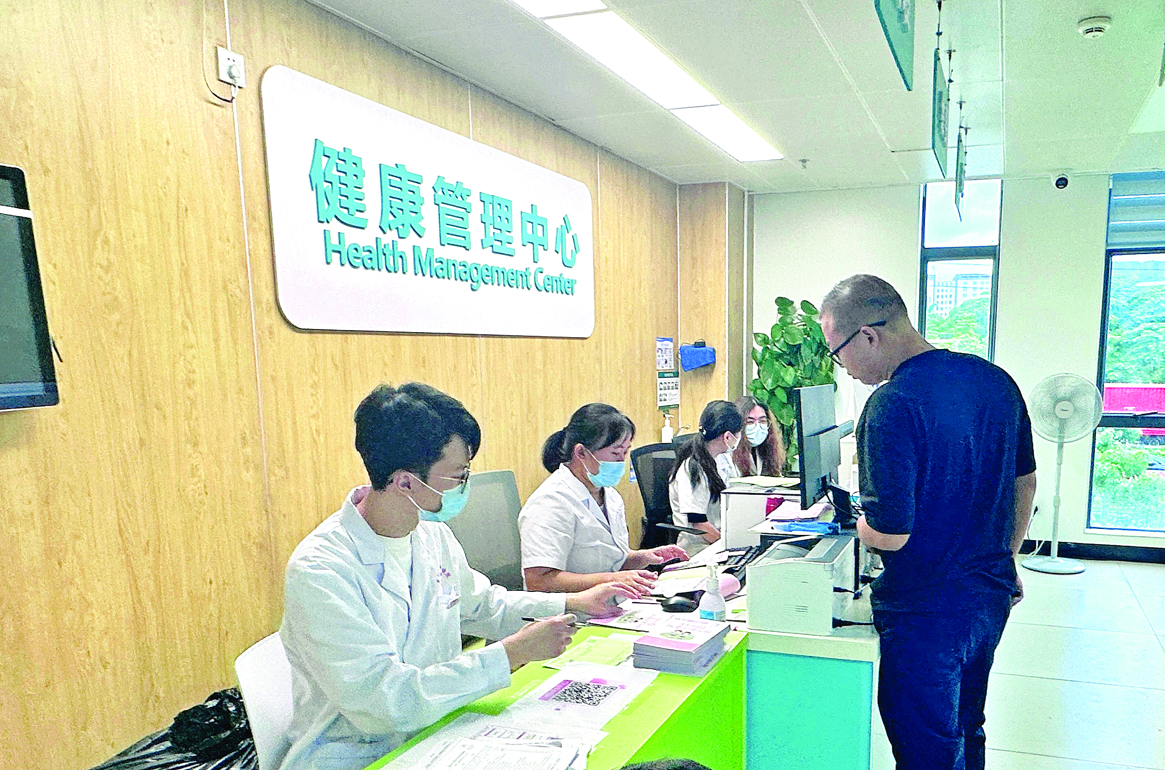     家长在区儿童医院健康管理中心咨询。