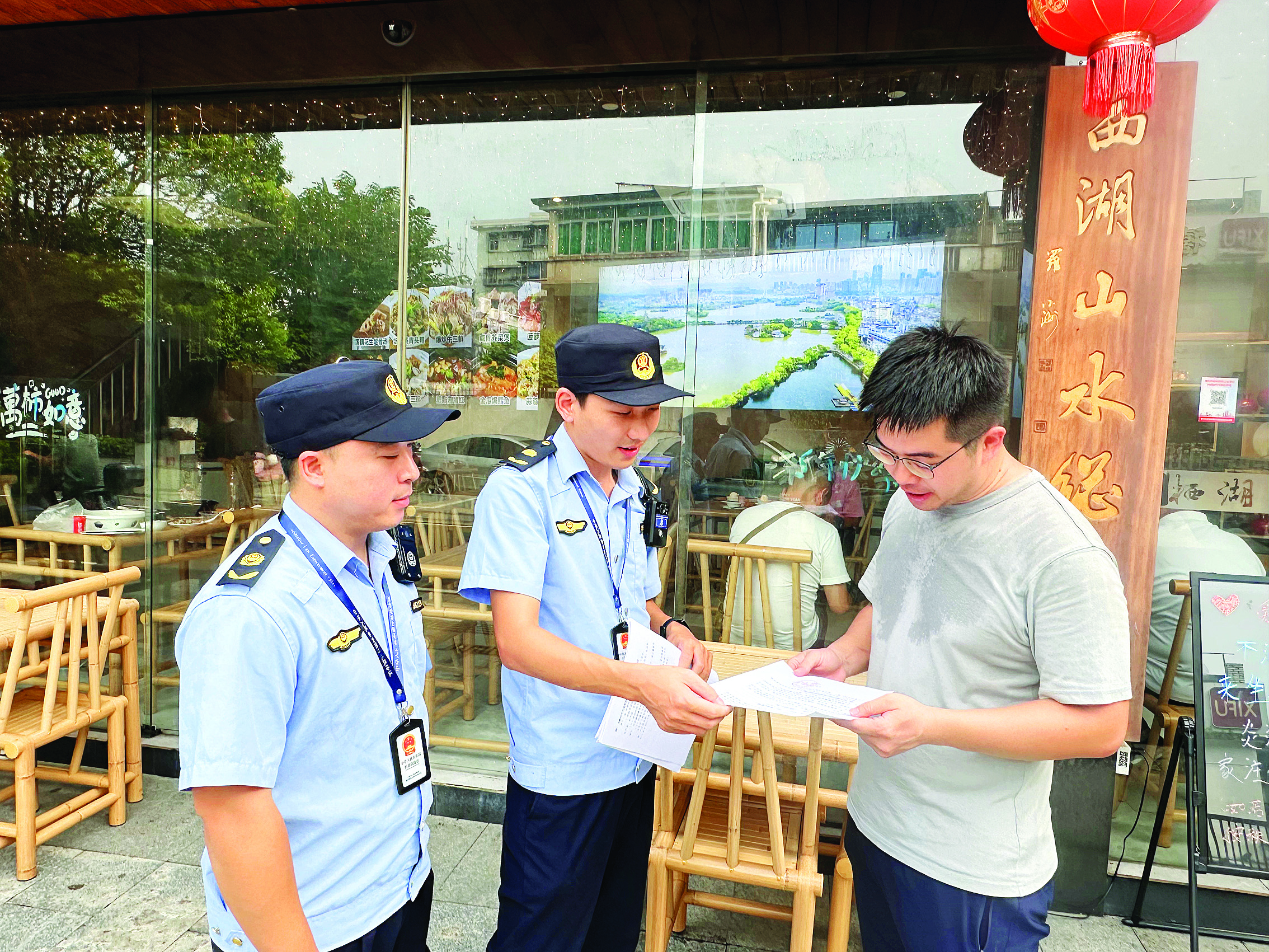     工作人员上门宣传防疫事项。