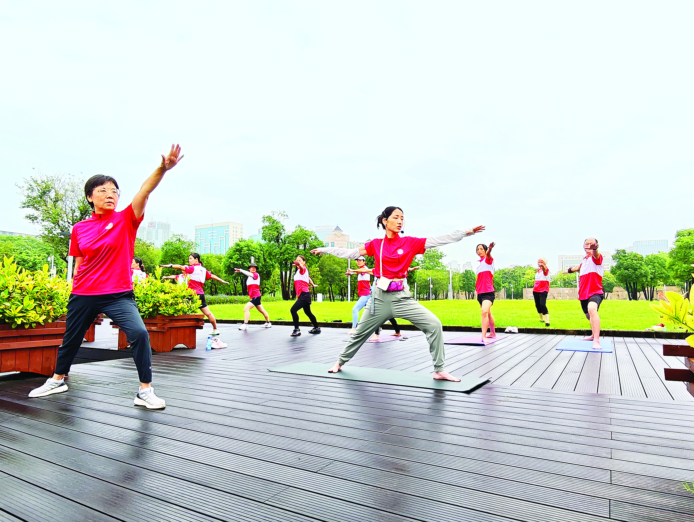     新时代文明实践（市民公园）捡跑志愿服务队每周三早上在市民公园开设免费瑜伽课。惠州日报记者香金群 摄