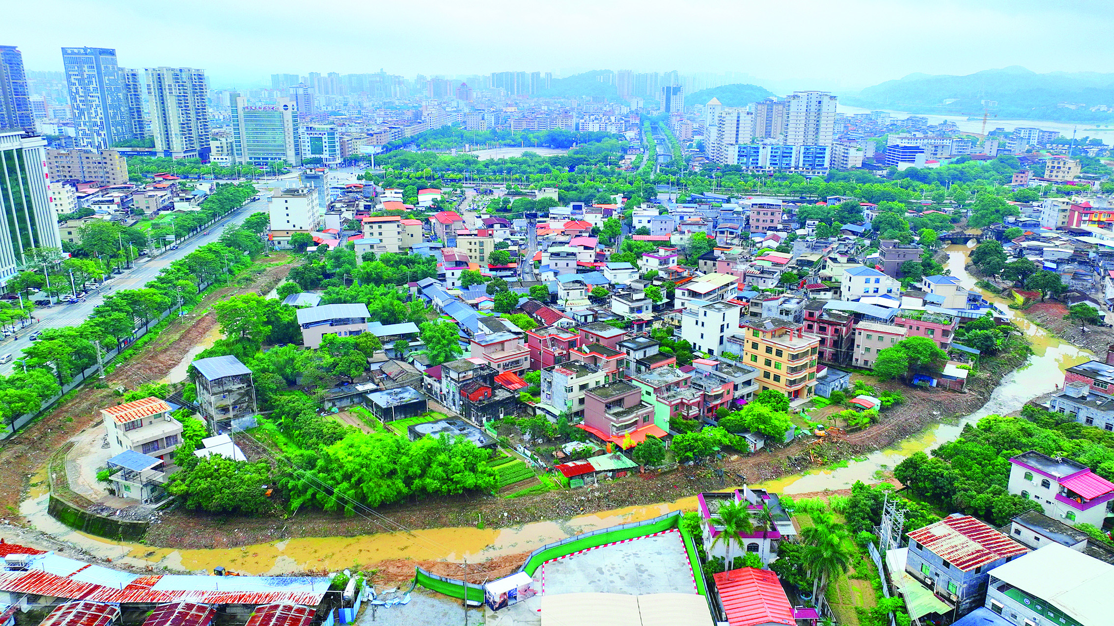     整治后的保宁桥河涌区域沿河已腾出两岸各5米的河岸空间。惠州日报记者钟畅新 摄