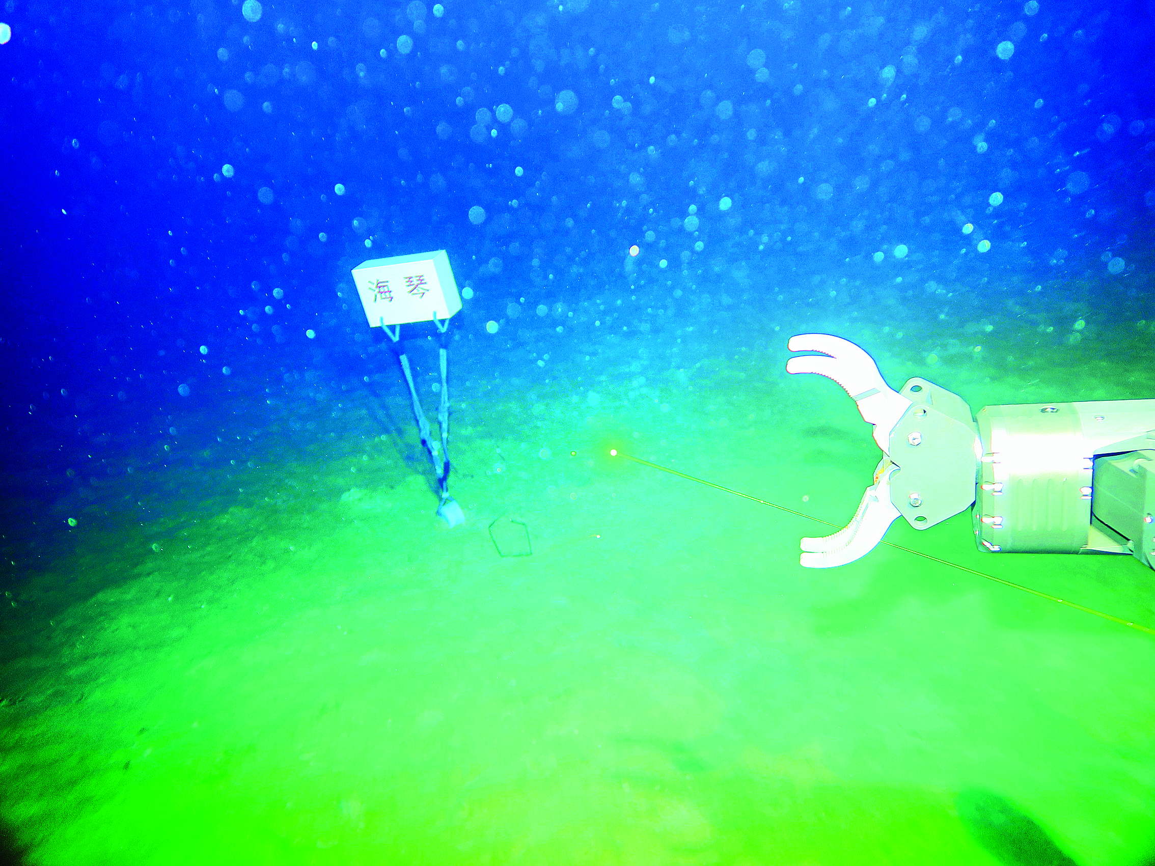     8月23日，“海琴”号在4140米深海底放置标识。新华社发（中山大学供图）