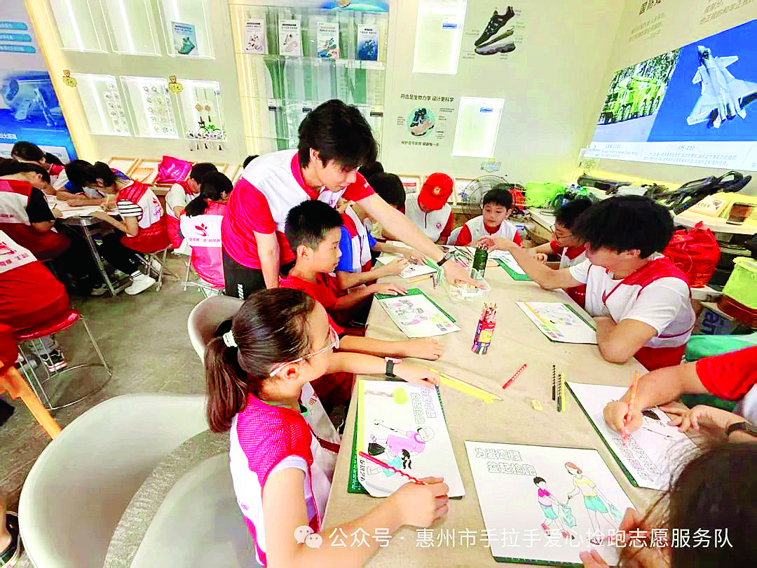     志愿服务队在金山湖公园开展“捡跑+环保卫士”活动。    惠州市手拉手爱心捡跑志愿服务队供图