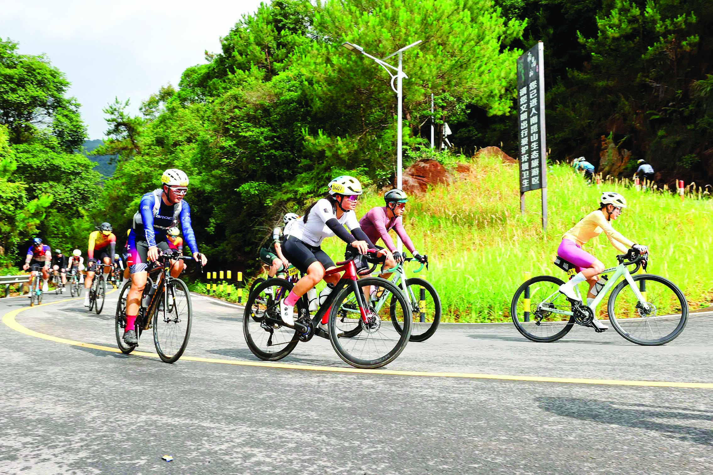     环南昆山—罗浮山引领区最美旅游公路建成通车，优质路况与绝美风光爆红“骑行圈”。惠州日报记者李松权 摄