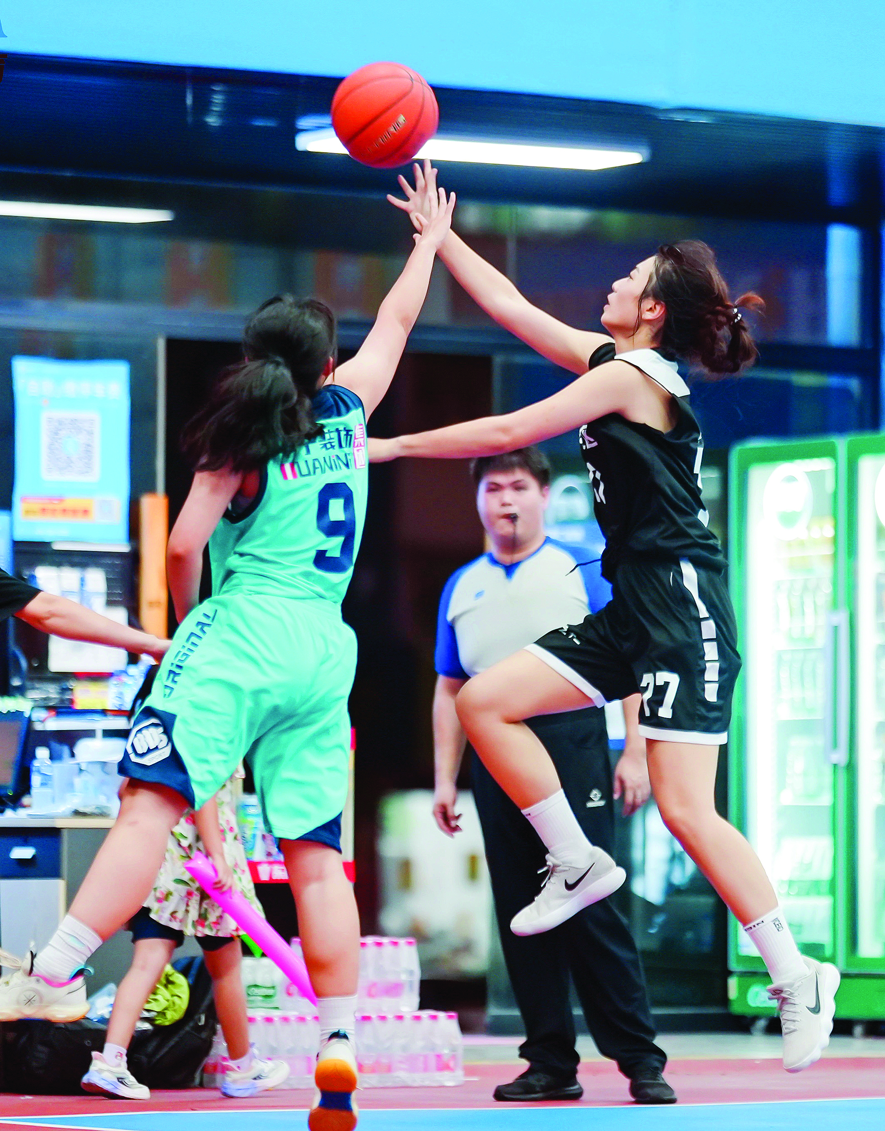     巾帼队员赛场上尽展风采。