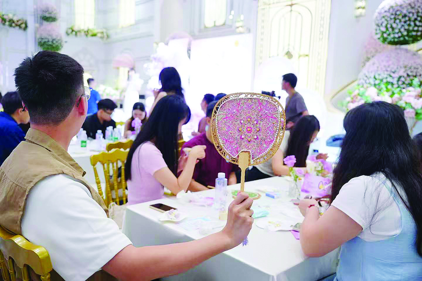     嘉宾携手制作精美团扇。
