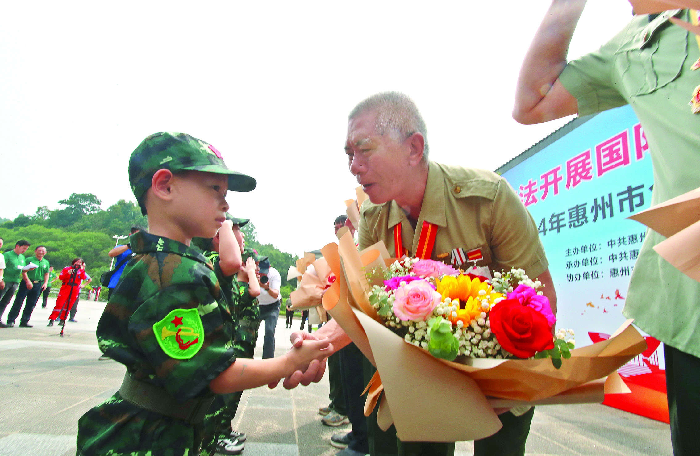 <p>    “国防教育小兵”向国家一等功臣代表敬献鲜花。</p>