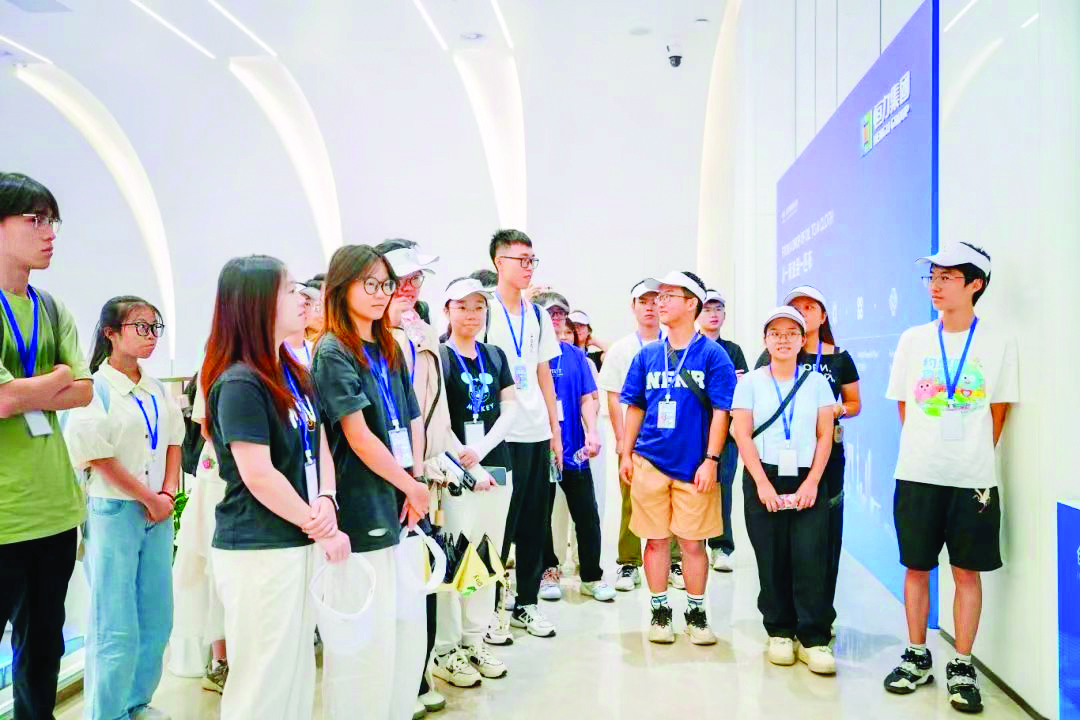     高校学子到恒力（惠州）产业园参观。