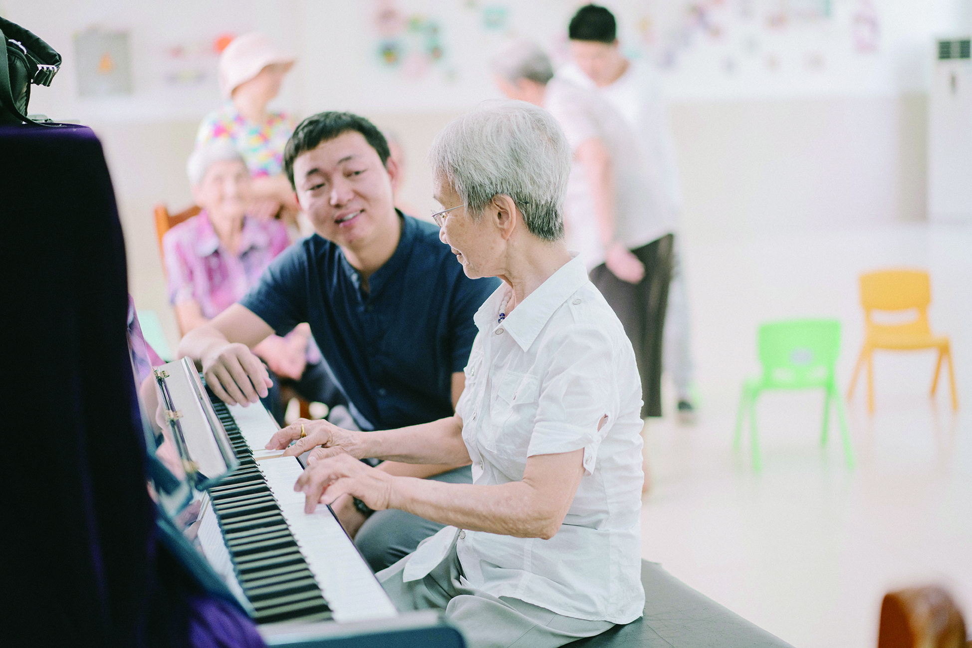     多多理解与陪伴老人，为他们筑牢心灵防线。