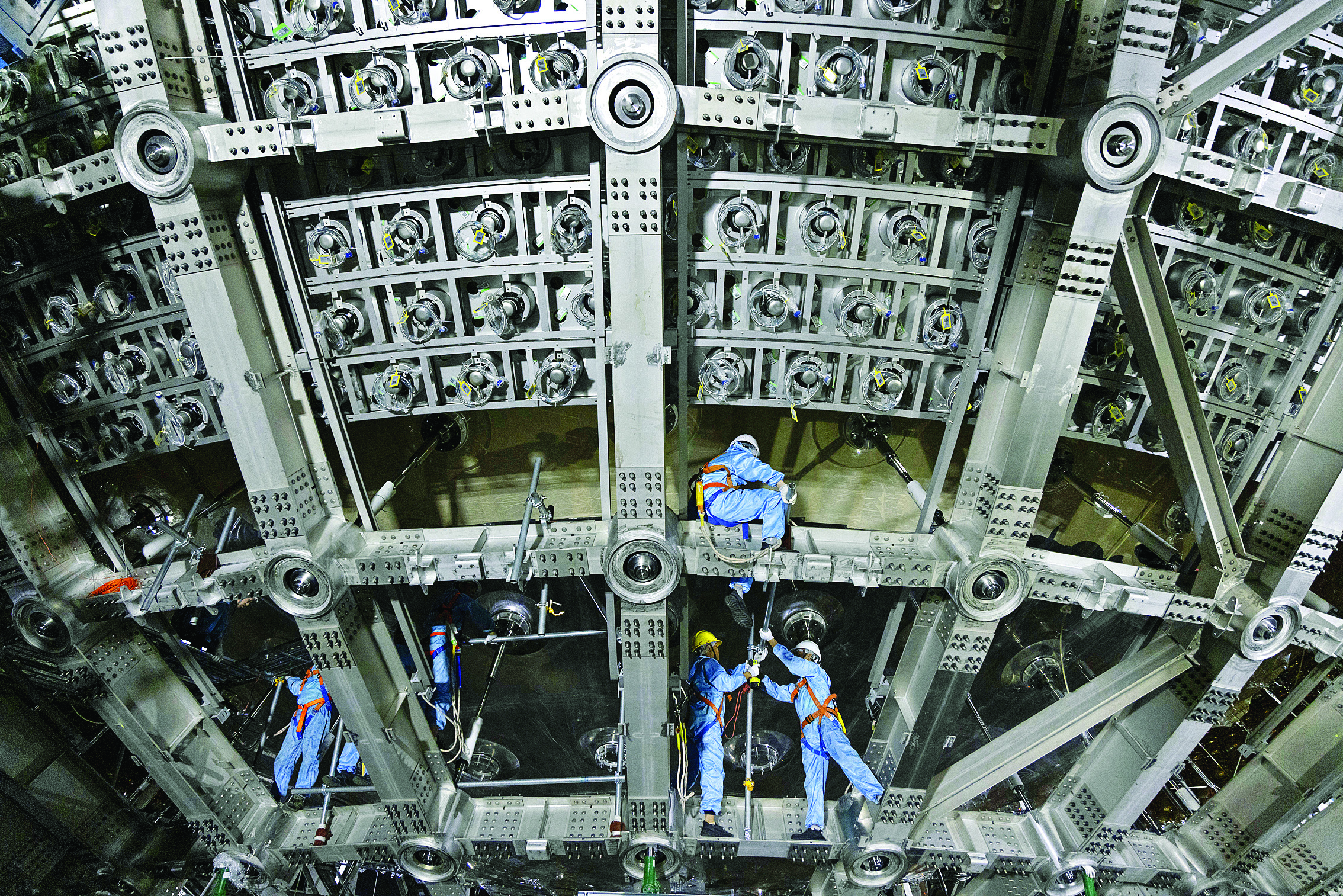     工人在江门中微子实验中心探测器不锈钢网架上施工（2024年10月10日摄）。