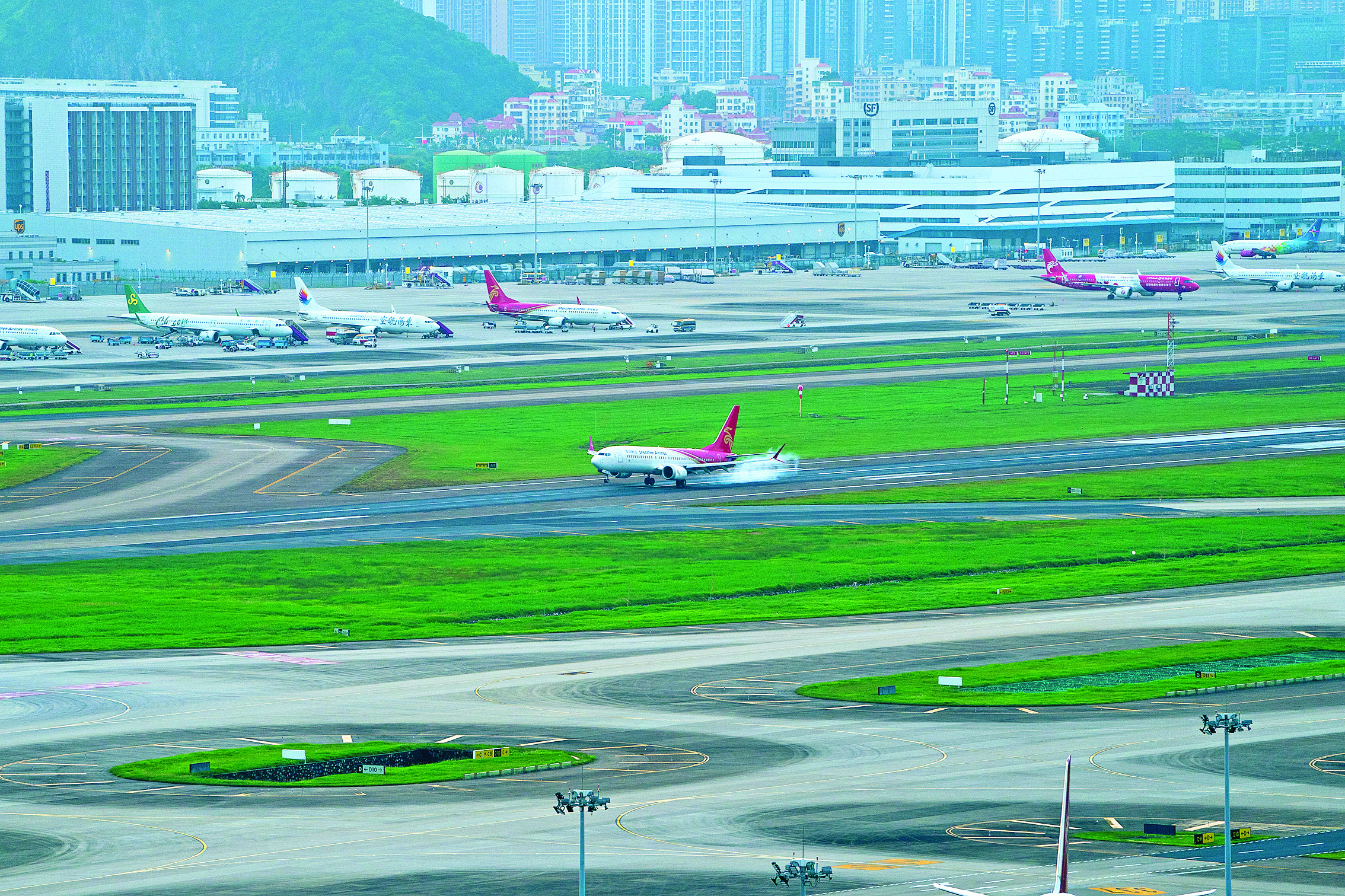     8月26日，深圳航空的飞机在深圳机场三跑道进行验证飞行。新华社发