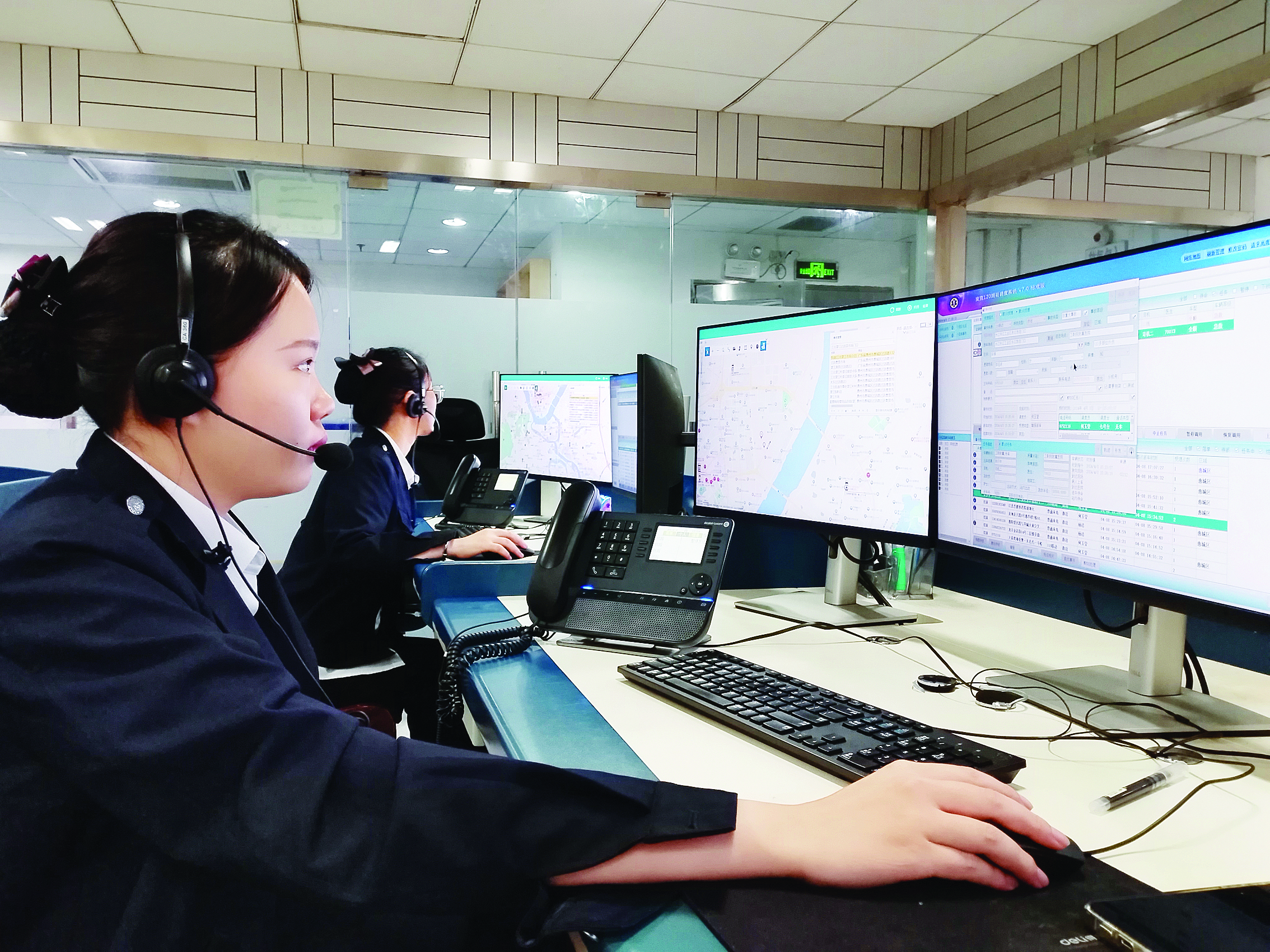     调度员何玉莹在接听市民来电。惠州日报记者周智聪 摄