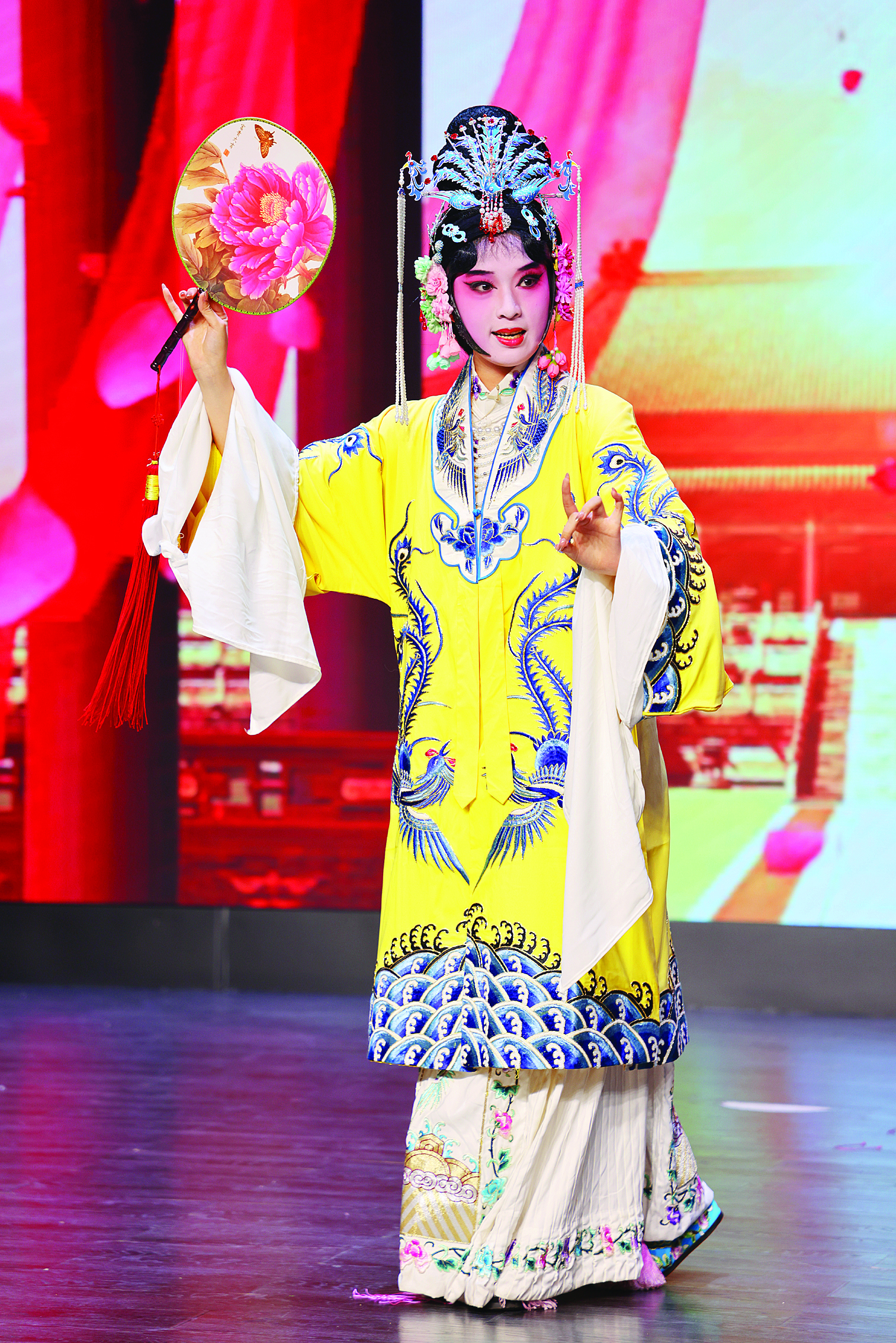     惠州籍就读中国戏曲学院附中的龚嘉怡演出《太真外传·长生殿》。