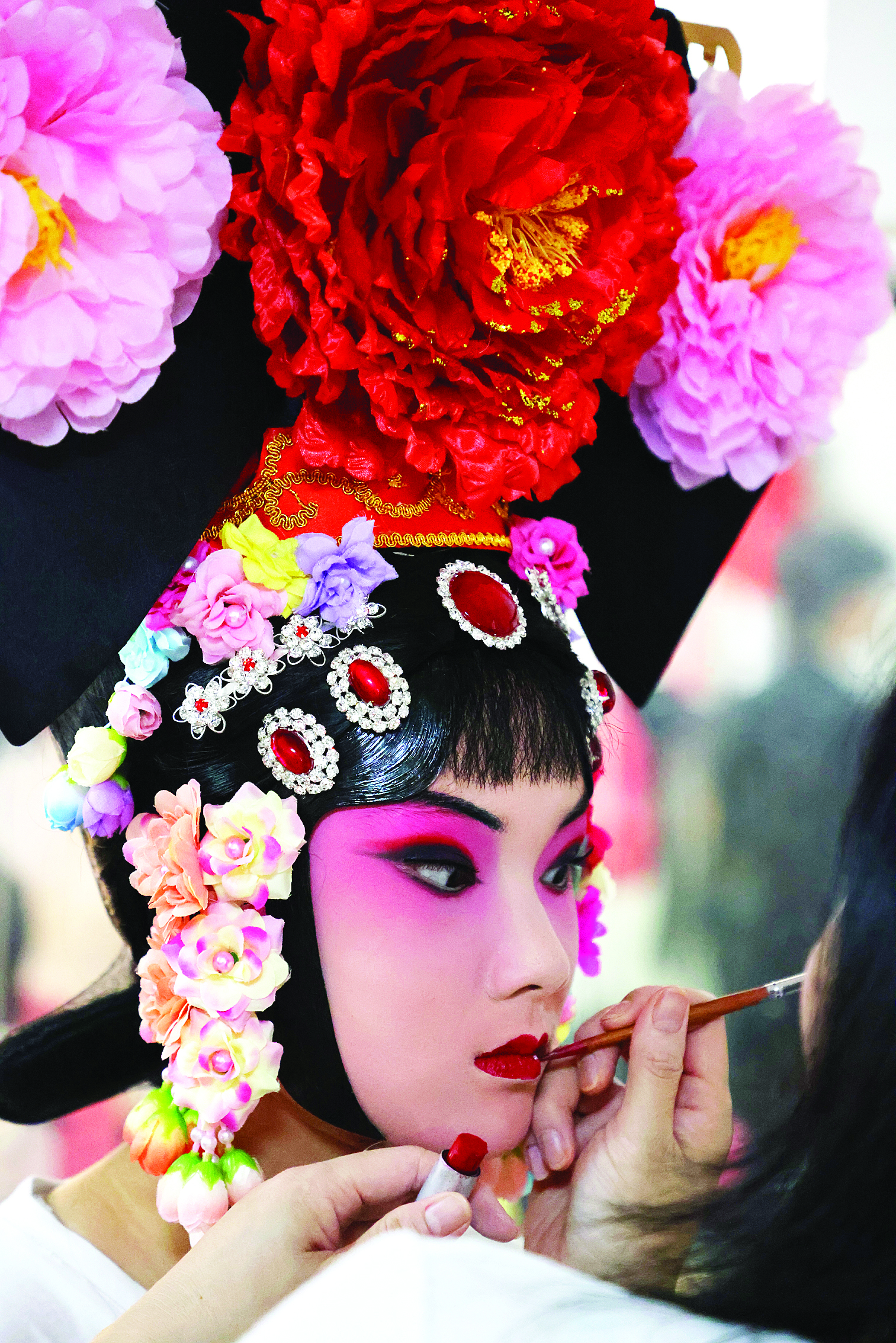     细心为小演员化妆。