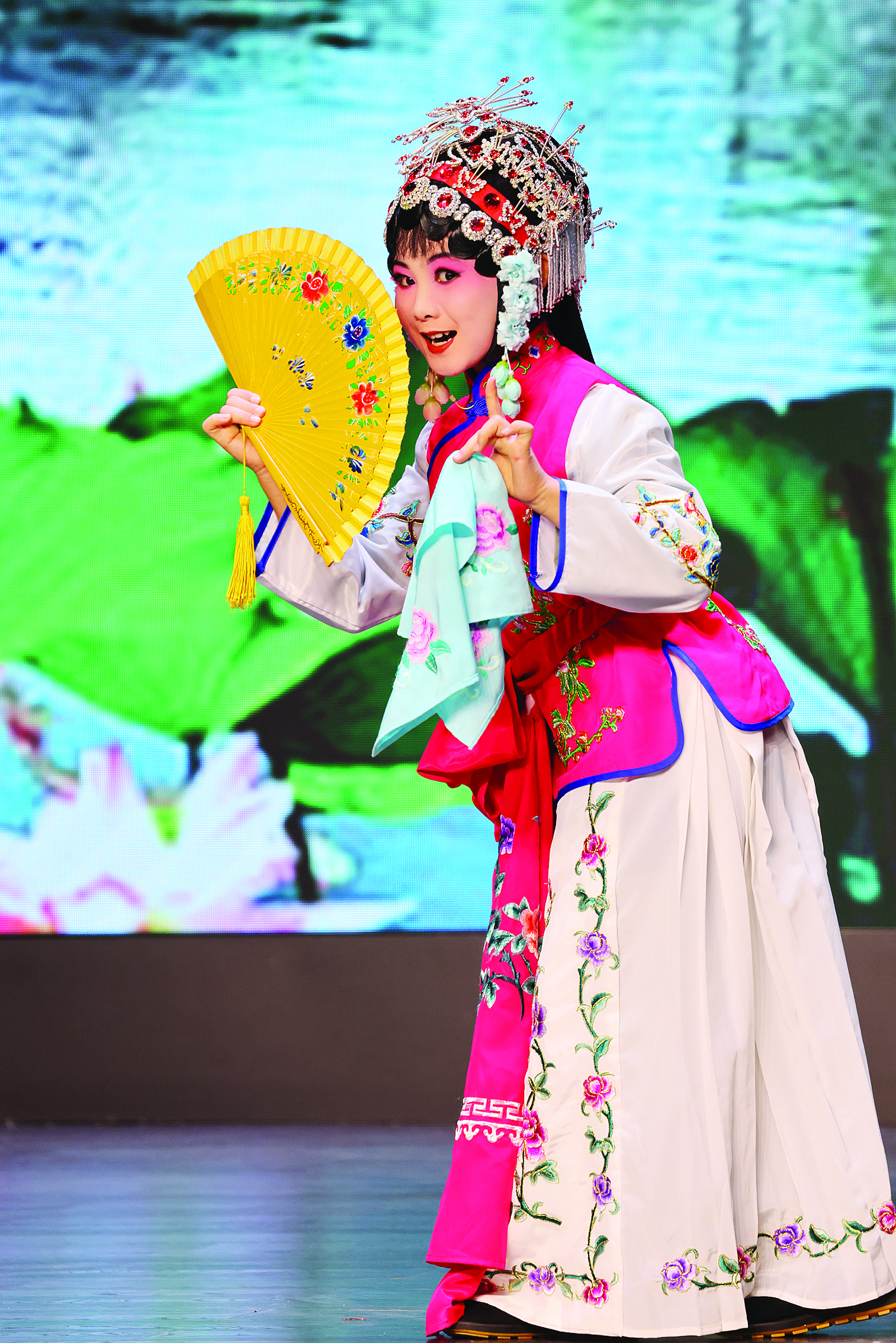     陈钰茹在《红灯记》和《卖水》一人饰两角。