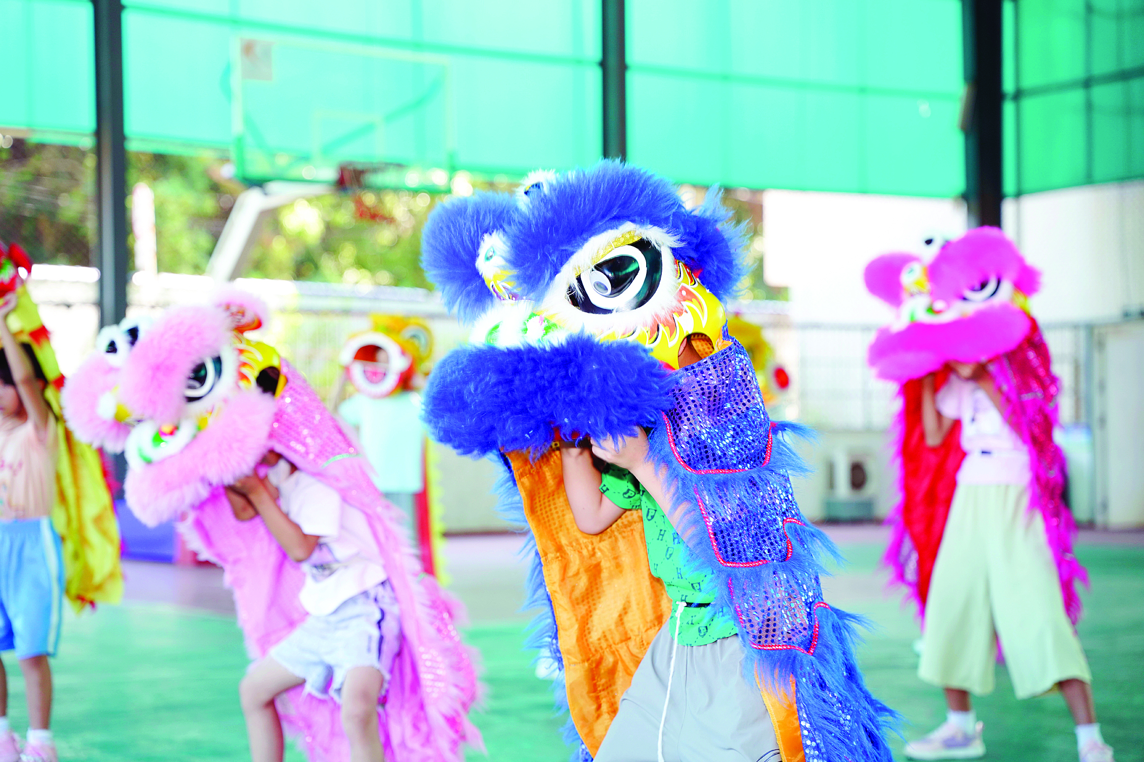     小学员舞狮有板有眼。