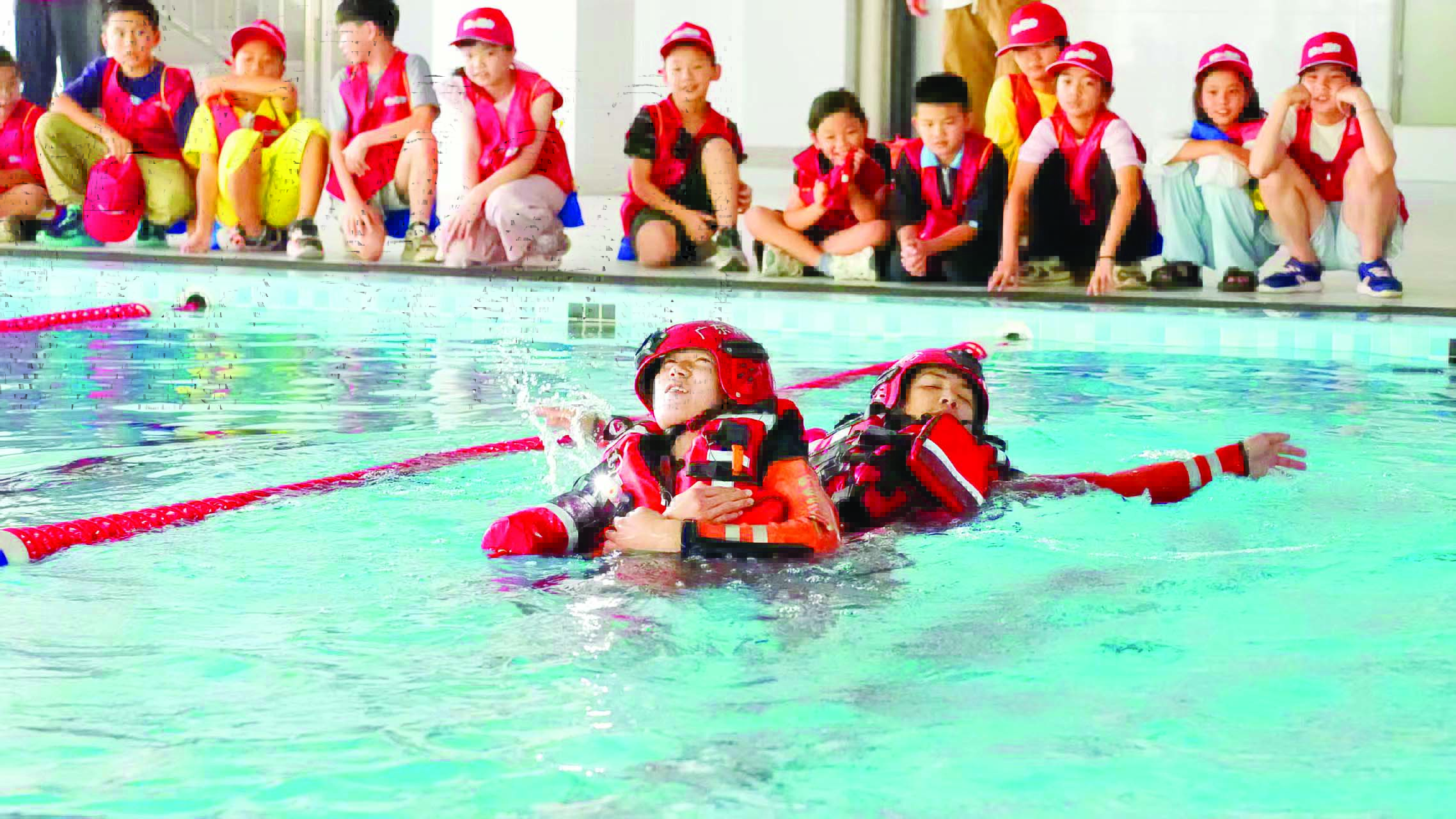     暑期研学结合安全主题教育，给孩子们普及防溺水知识。