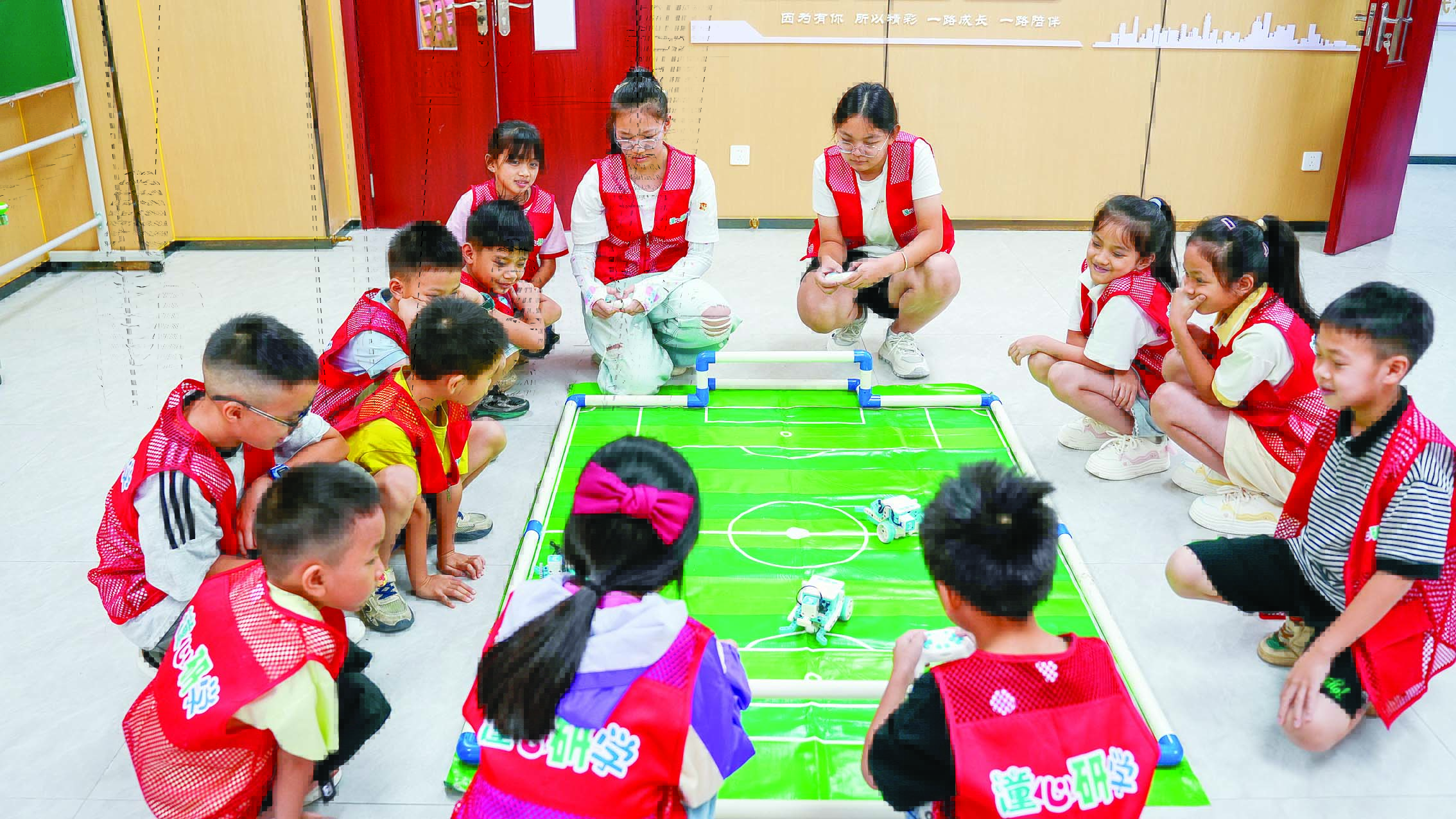     暑期研学中，足球机器人比赛引起孩子们极大参与热情。