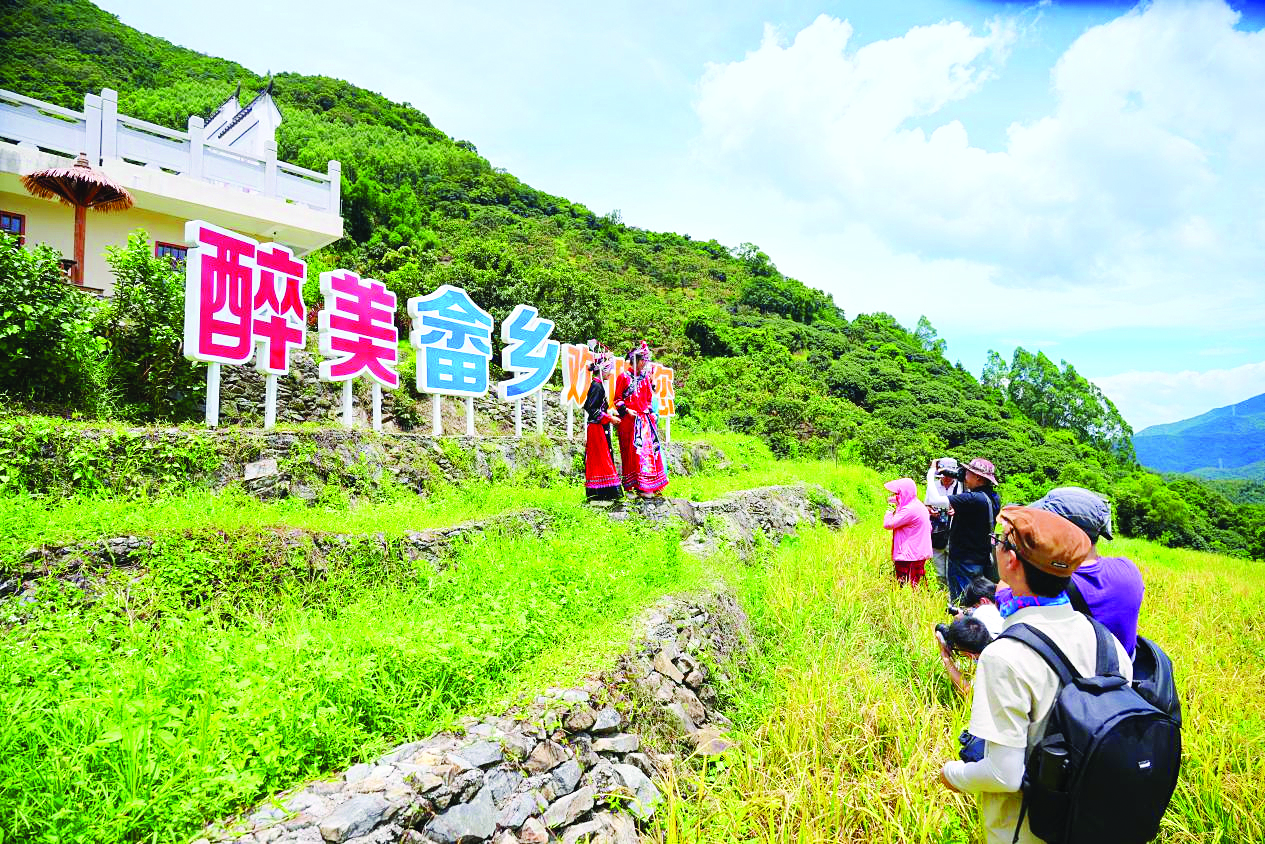     “体验官”们走进畲族村了解民俗文化。