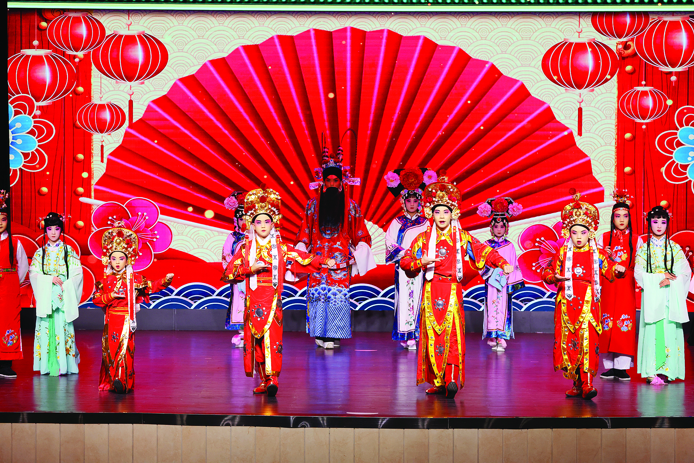     上台后的小戏骨英姿飒爽。