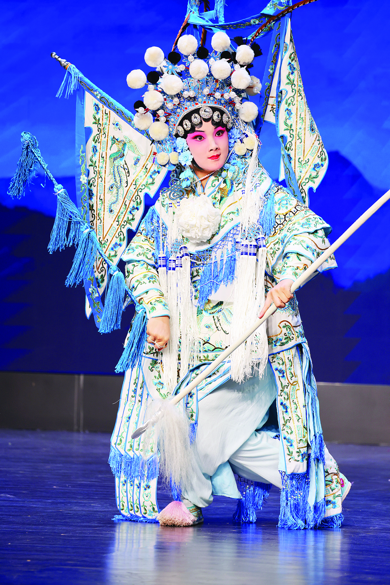     湖北京剧院的熊天袆演出《杨门女将·探谷》。