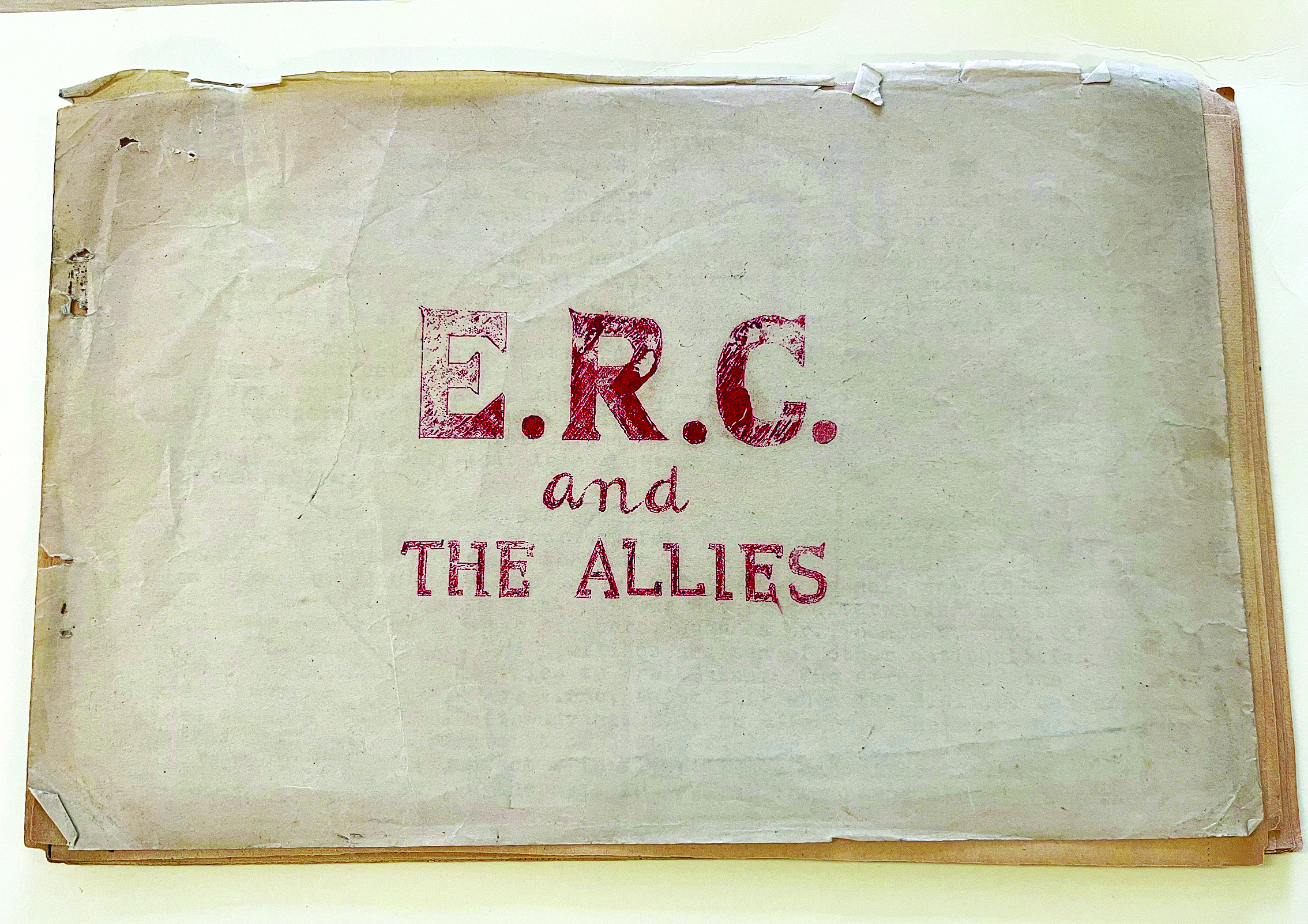     这是8月21日在位于英国曼彻斯特市的人民历史博物馆拍摄的由曾参加东江纵队的新华社伦敦分社首任社长黄作梅主笔编撰的《东江纵队与盟军》。    新华社发