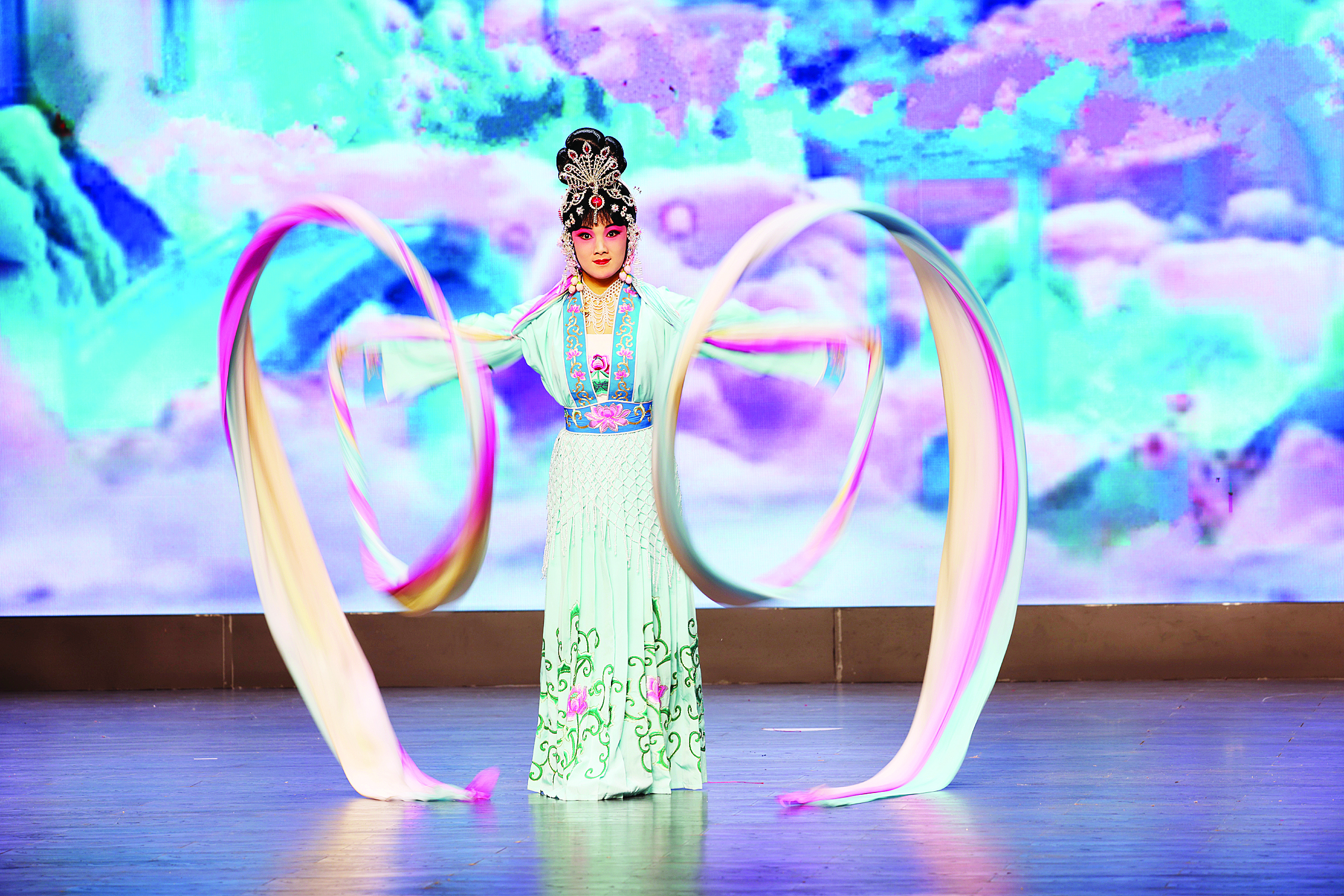     湖北京剧院的熊天袆演出《天女散花》。