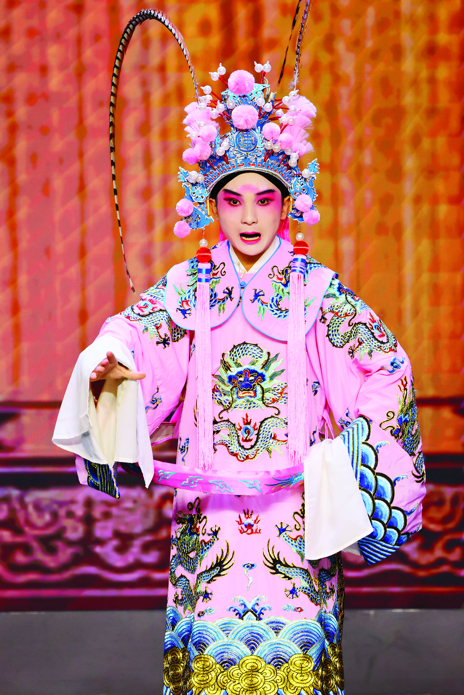     贵州京剧院的陈俊宇演出《吕布与貂婵》。